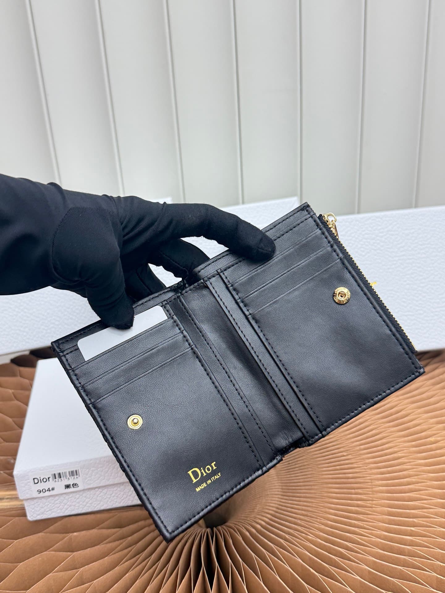 C400 Baby Bow Begonia silver bag combines elegant style with high practicality. The black mini vine pattern on the suede material, combined with delicate bow details, offers a clever new interpretation of the classic brand’s theme. This essential daily ac — image 7