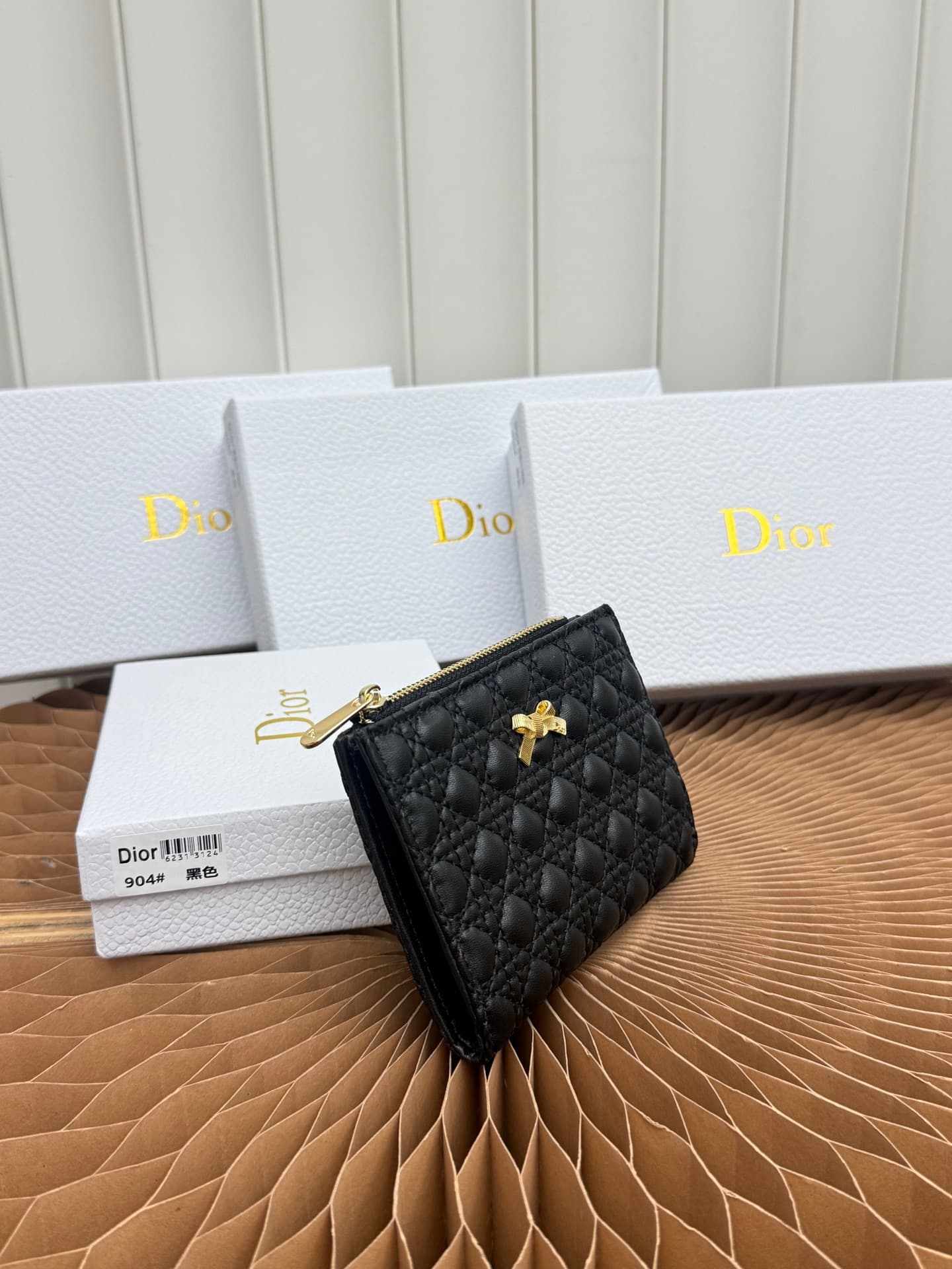 C400 Baby Bow Begonia silver bag combines elegant style with high practicality. The black mini vine pattern on the suede material, combined with delicate bow details, offers a clever new interpretation of the classic brand’s theme. This essential daily ac — image 2