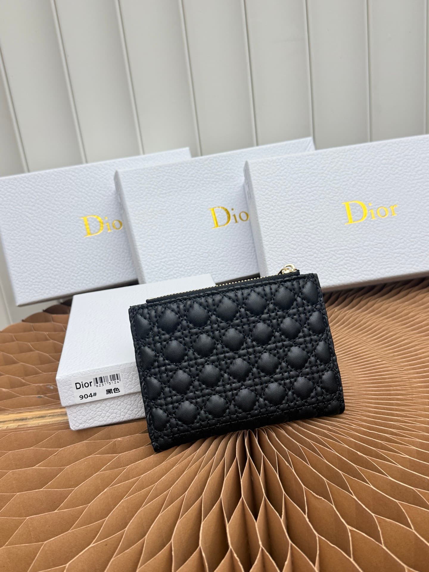C400 Baby Bow Begonia silver bag combines elegant style with high practicality. The black mini vine pattern on the suede material, combined with delicate bow details, offers a clever new interpretation of the classic brand’s theme. This essential daily ac — image 3