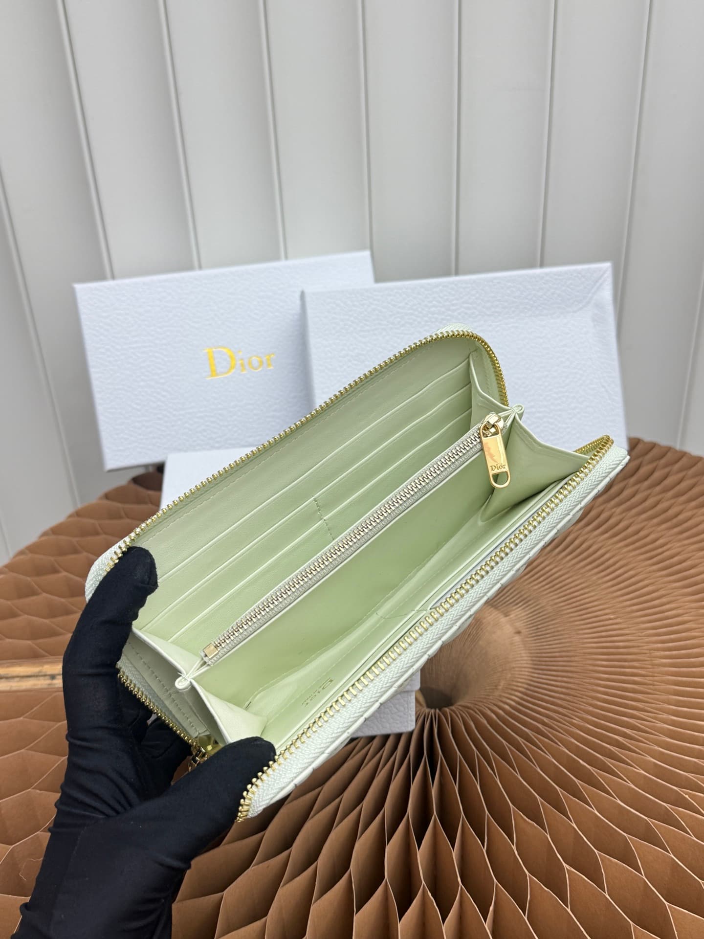C405 This thin silver wallet from Baby Bow Voyageur is an essential accessory, exuding a simple and elegant style. The black mini rattan pattern in the style of lamb leather, combined with delicate bow ties, offers a clever new interpretation of the class — image 7
