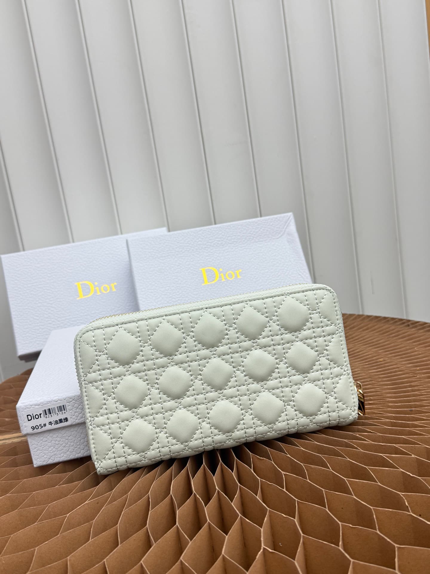 C405 This thin silver wallet from Baby Bow Voyageur is an essential accessory, exuding a simple and elegant style. The black mini rattan pattern in the style of lamb leather, combined with delicate bow ties, offers a clever new interpretation of the class — image 3