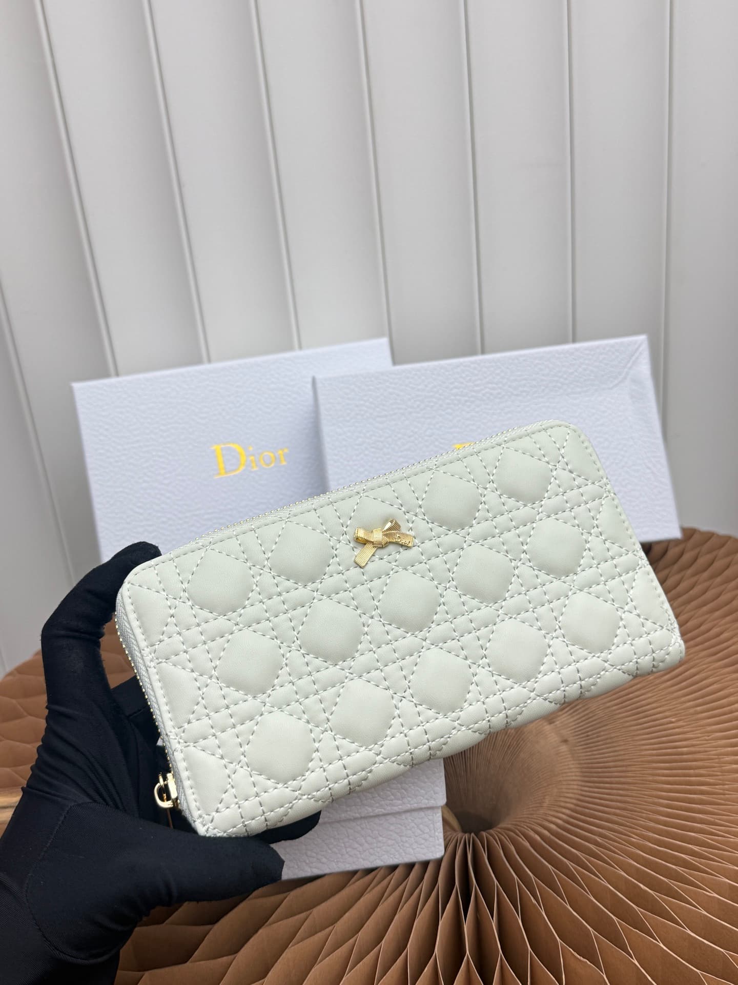 C405 This thin silver wallet from Baby Bow Voyageur is an essential accessory, exuding a simple and elegant style. The black mini rattan pattern in the style of lamb leather, combined with delicate bow ties, offers a clever new interpretation of the class — image 4