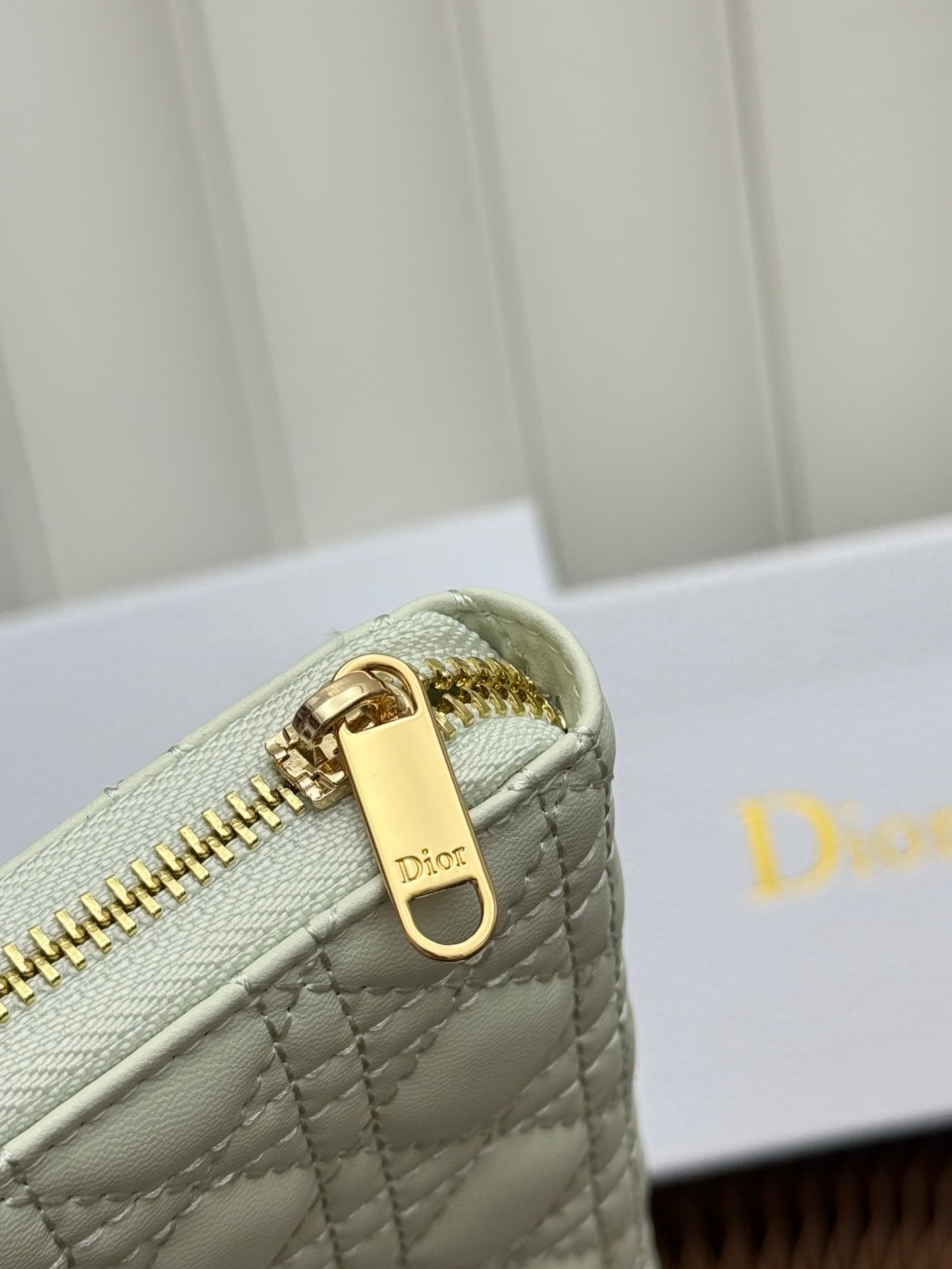 C405 This thin silver wallet from Baby Bow Voyageur is an essential accessory, exuding a simple and elegant style. The black mini rattan pattern in the style of lamb leather, combined with delicate bow ties, offers a clever new interpretation of the class — image 6