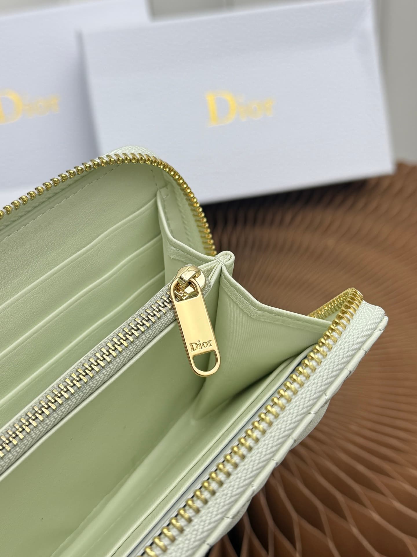 C405 This thin silver wallet from Baby Bow Voyageur is an essential accessory, exuding a simple and elegant style. The black mini rattan pattern in the style of lamb leather, combined with delicate bow ties, offers a clever new interpretation of the class — image 8