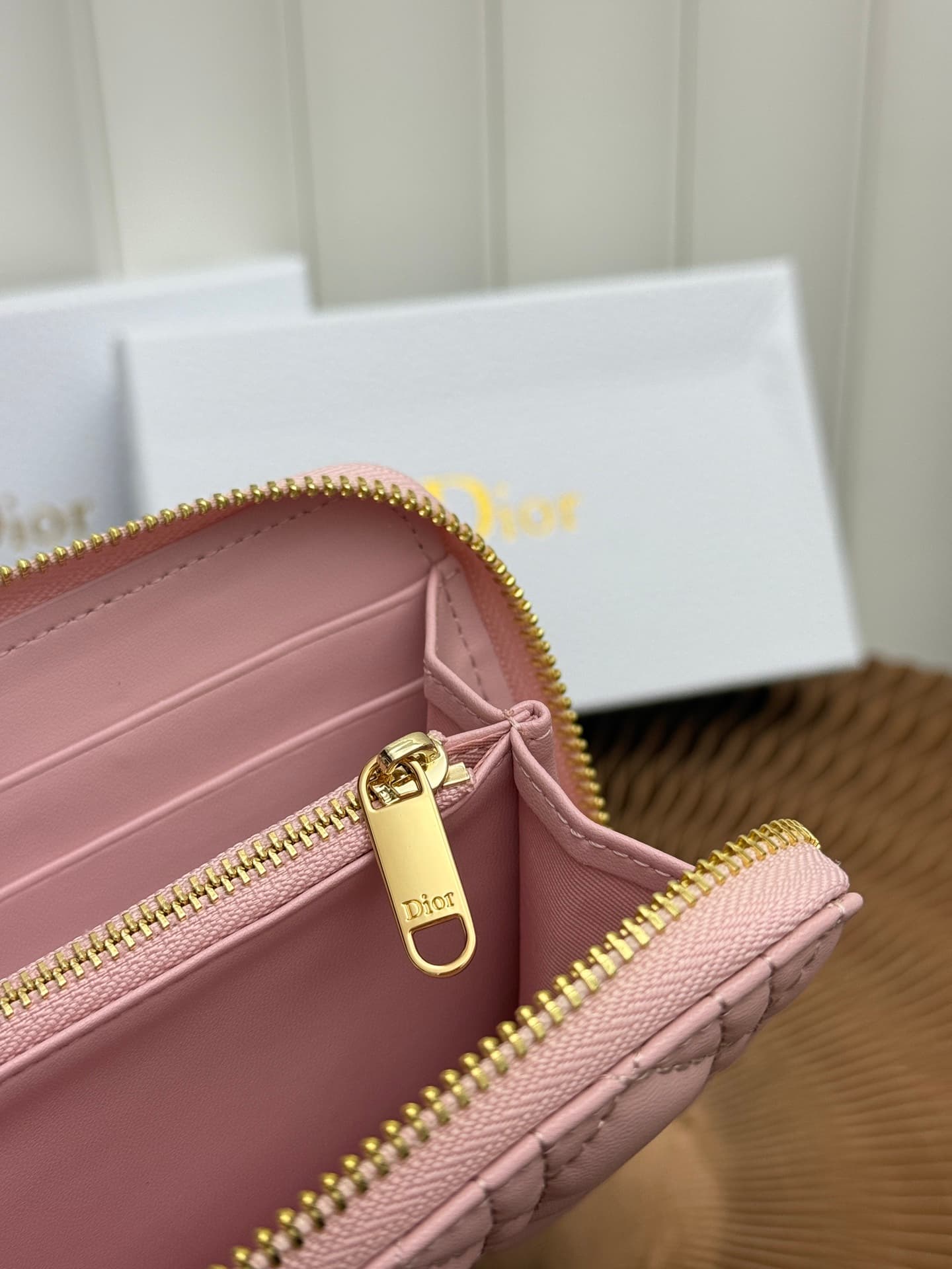 C404 This thin silver wallet from Baby Bow Voyageur is an essential accessory, exuding a simple and elegant style. The black mini rattan-checked pattern with lamb leather, combined with delicate bow ties, offers a clever new interpretation of the classic  — image 8