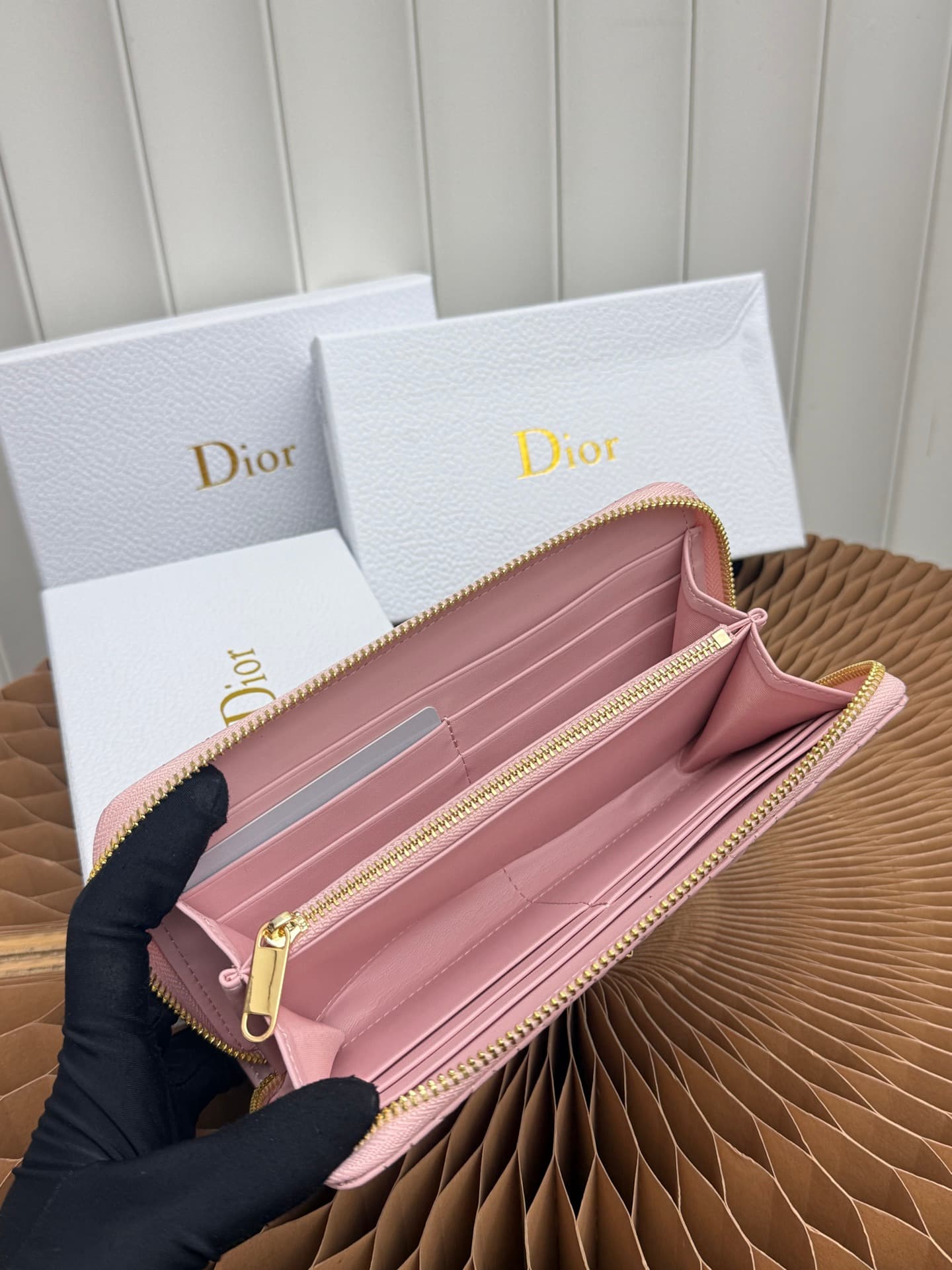 C404 This thin silver wallet from Baby Bow Voyageur is an essential accessory, exuding a simple and elegant style. The black mini rattan-checked pattern with lamb leather, combined with delicate bow ties, offers a clever new interpretation of the classic  — image 6
