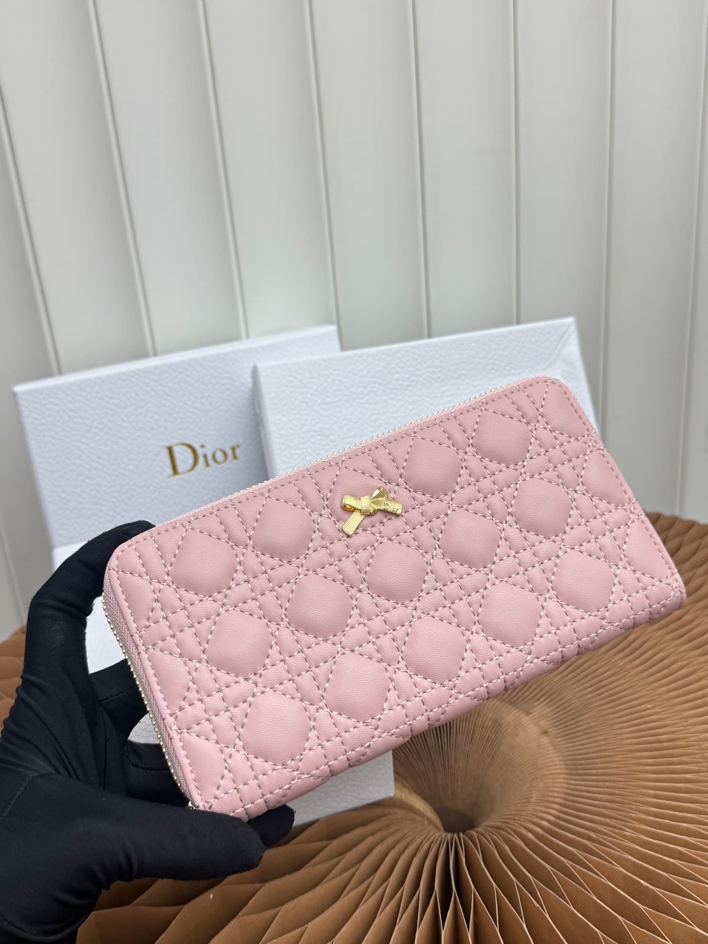 C404 This thin silver wallet from Baby Bow Voyageur is an essential accessory, exuding a simple and elegant style. The black mini rattan-checked pattern with lamb leather, combined with delicate bow ties, offers a clever new interpretation of the classic  — image 4