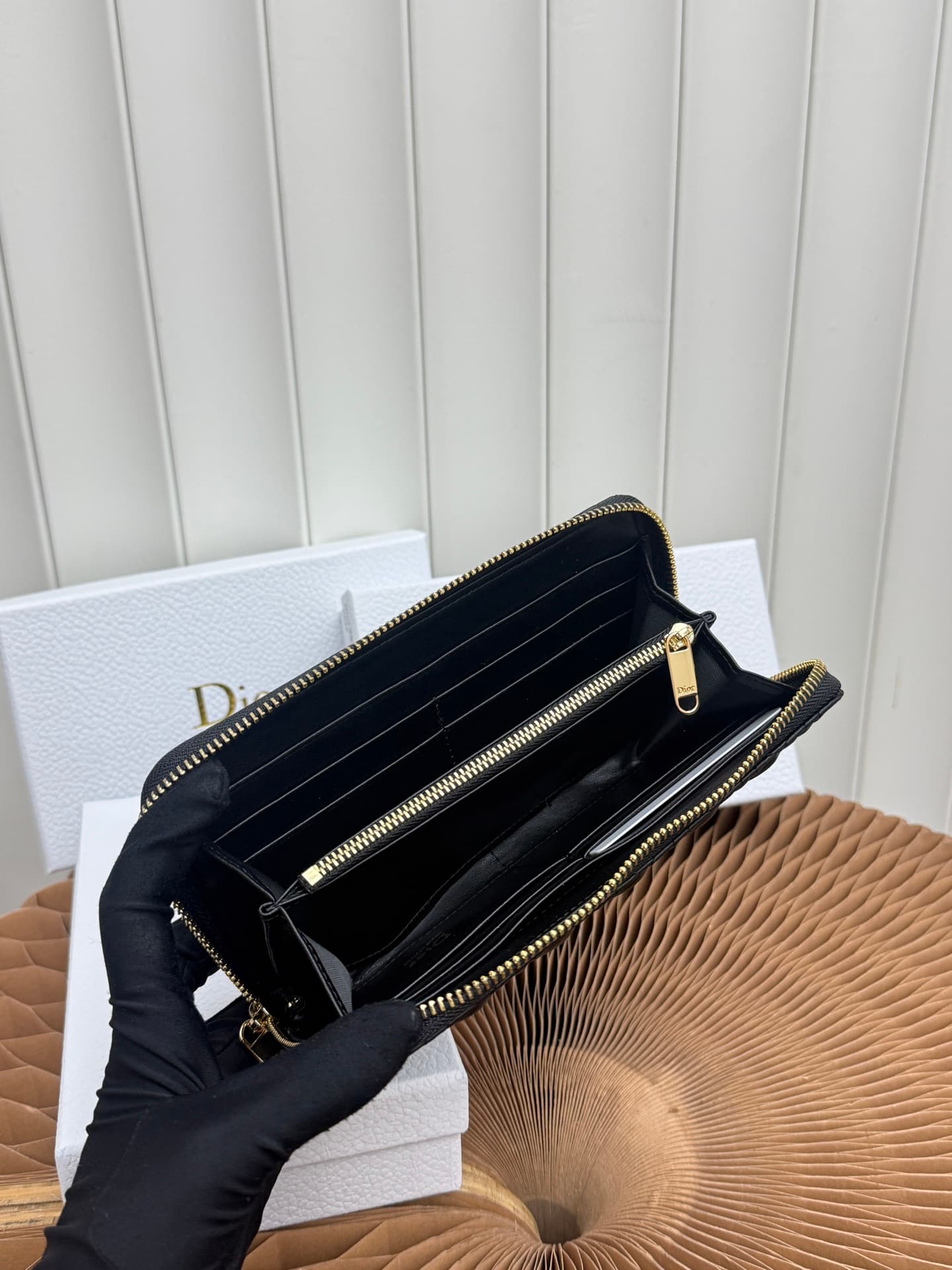 C403 This thin silver wallet from Baby Bow Voyageur is an essential accessory, exuding a simple and elegant style. The black mini boucle pattern on the lamb leather, combined with delicate bow ties, offers a clever new interpretation of the classic brand’ — image 7