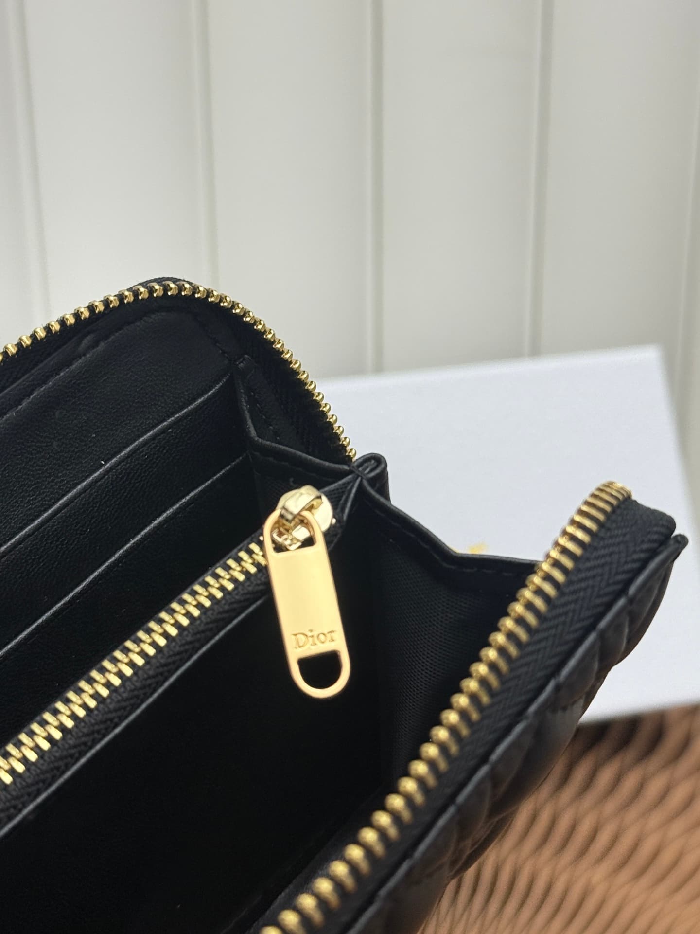 C403 This thin silver wallet from Baby Bow Voyageur is an essential accessory, exuding a simple and elegant style. The black mini boucle pattern on the lamb leather, combined with delicate bow ties, offers a clever new interpretation of the classic brand’ — image 8