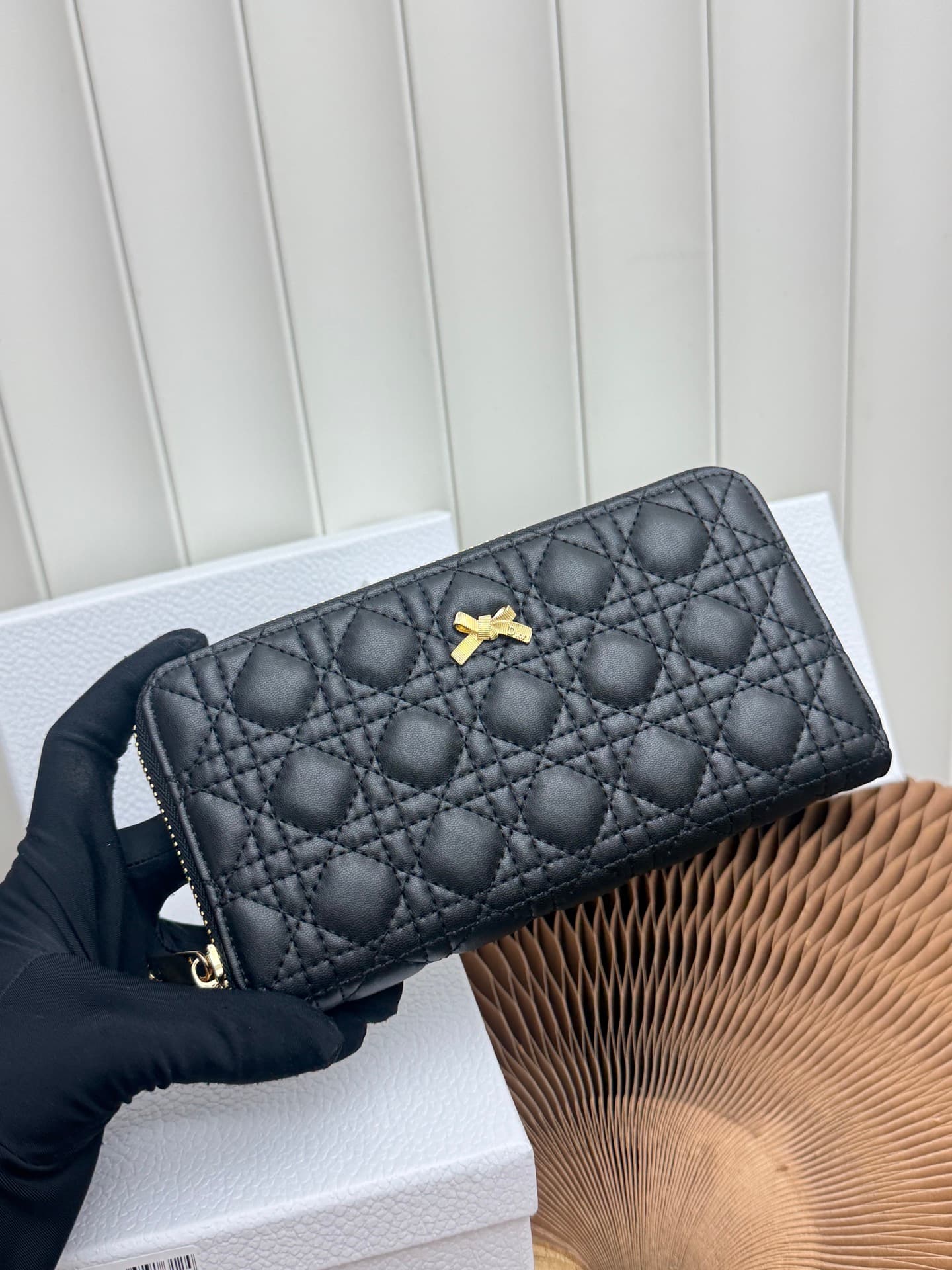 C403 This thin silver wallet from Baby Bow Voyageur is an essential accessory, exuding a simple and elegant style. The black mini boucle pattern on the lamb leather, combined with delicate bow ties, offers a clever new interpretation of the classic brand’ — image 4