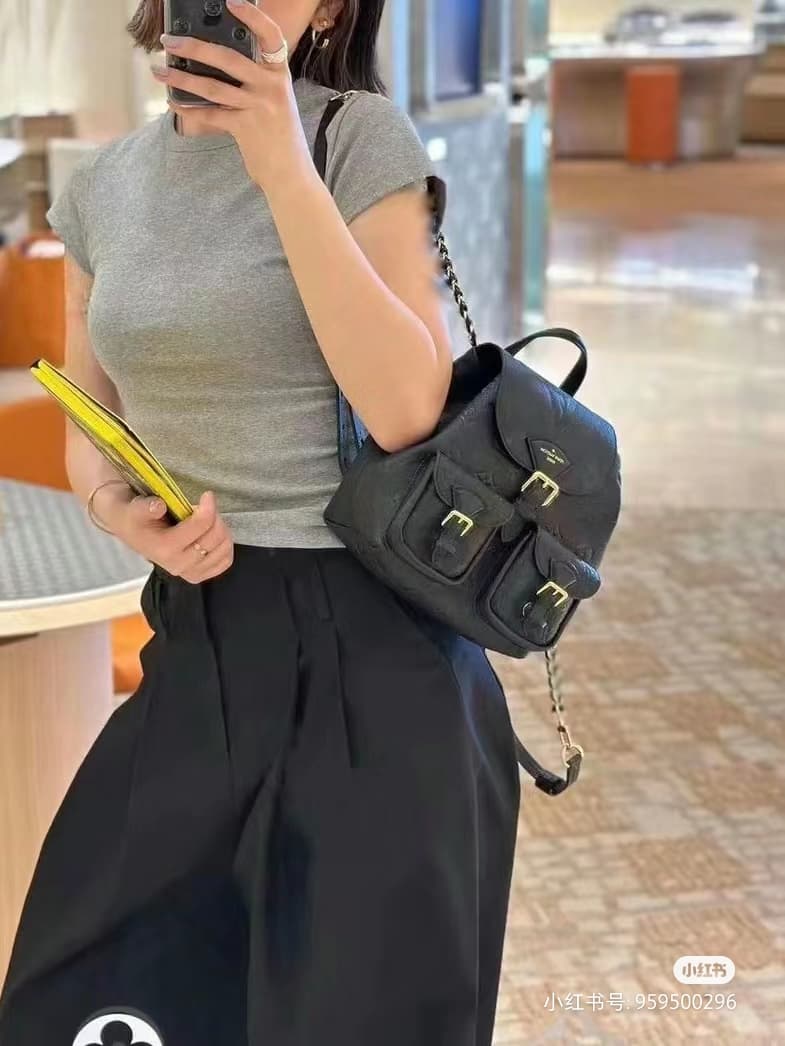 C5026 Lv shoulder bag excursion black upper body picture — image 2