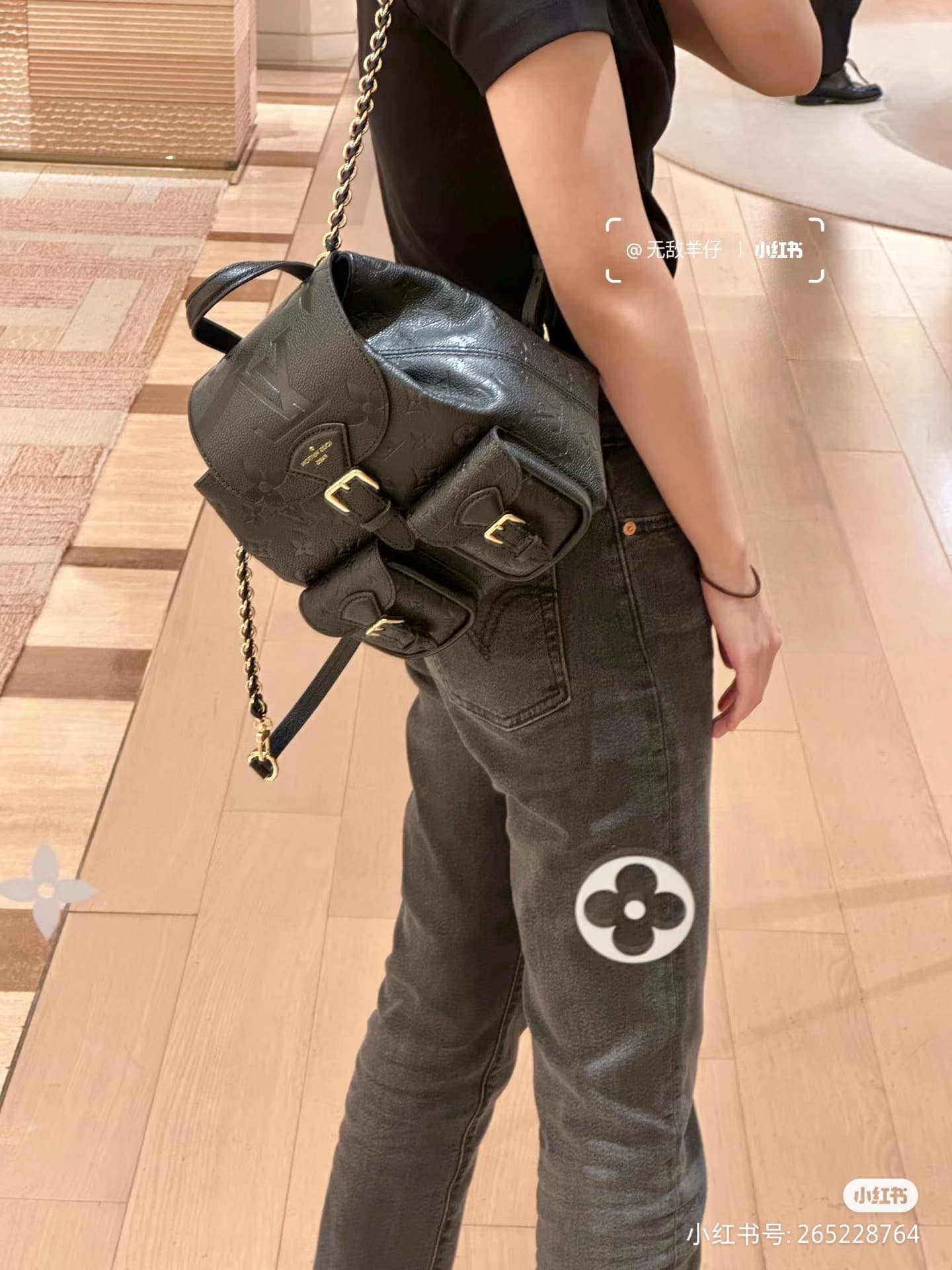 C5026 Lv shoulder bag excursion black upper body picture — image 1