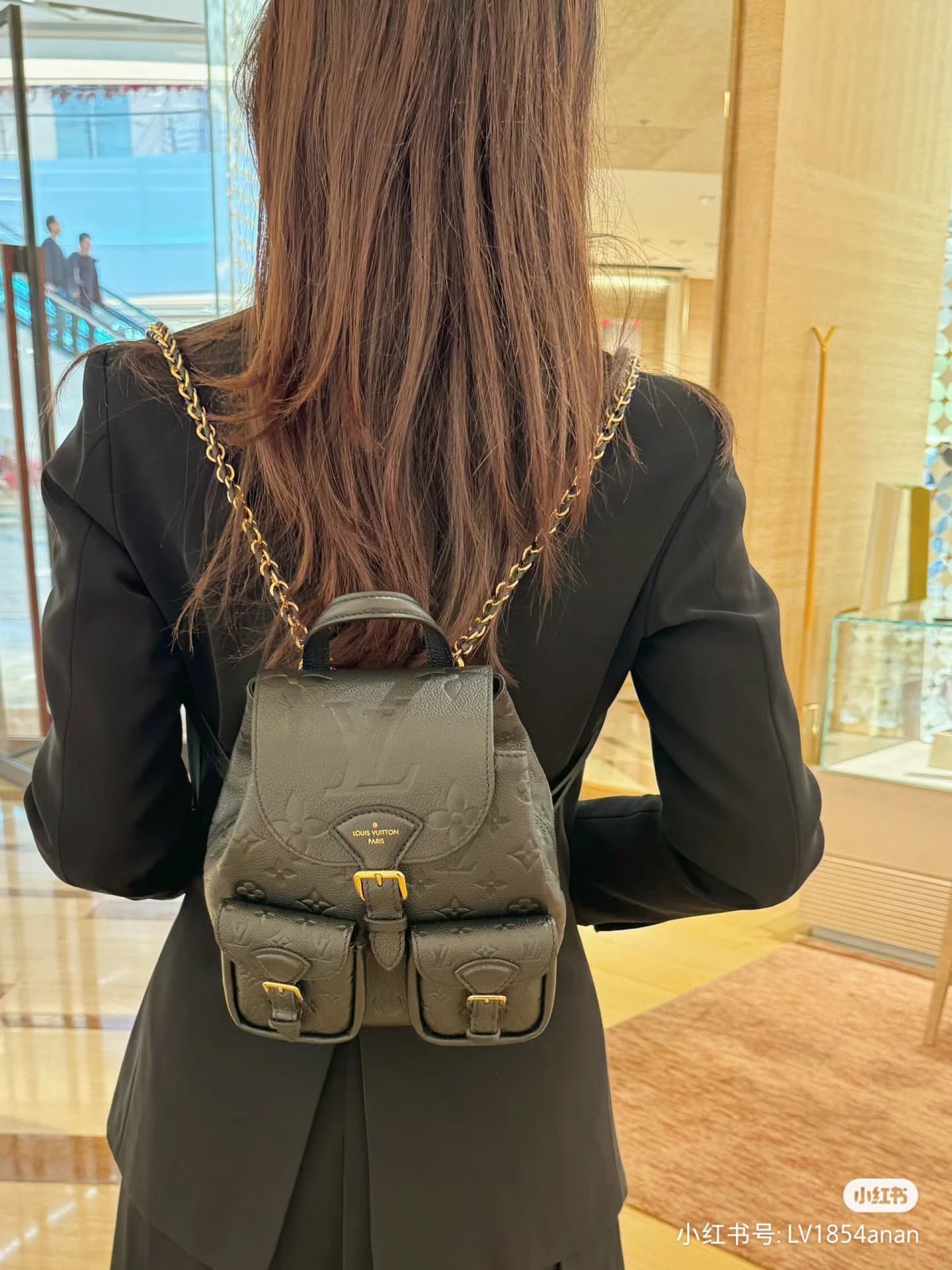 C5026 Lv shoulder bag excursion black upper body picture — image 5