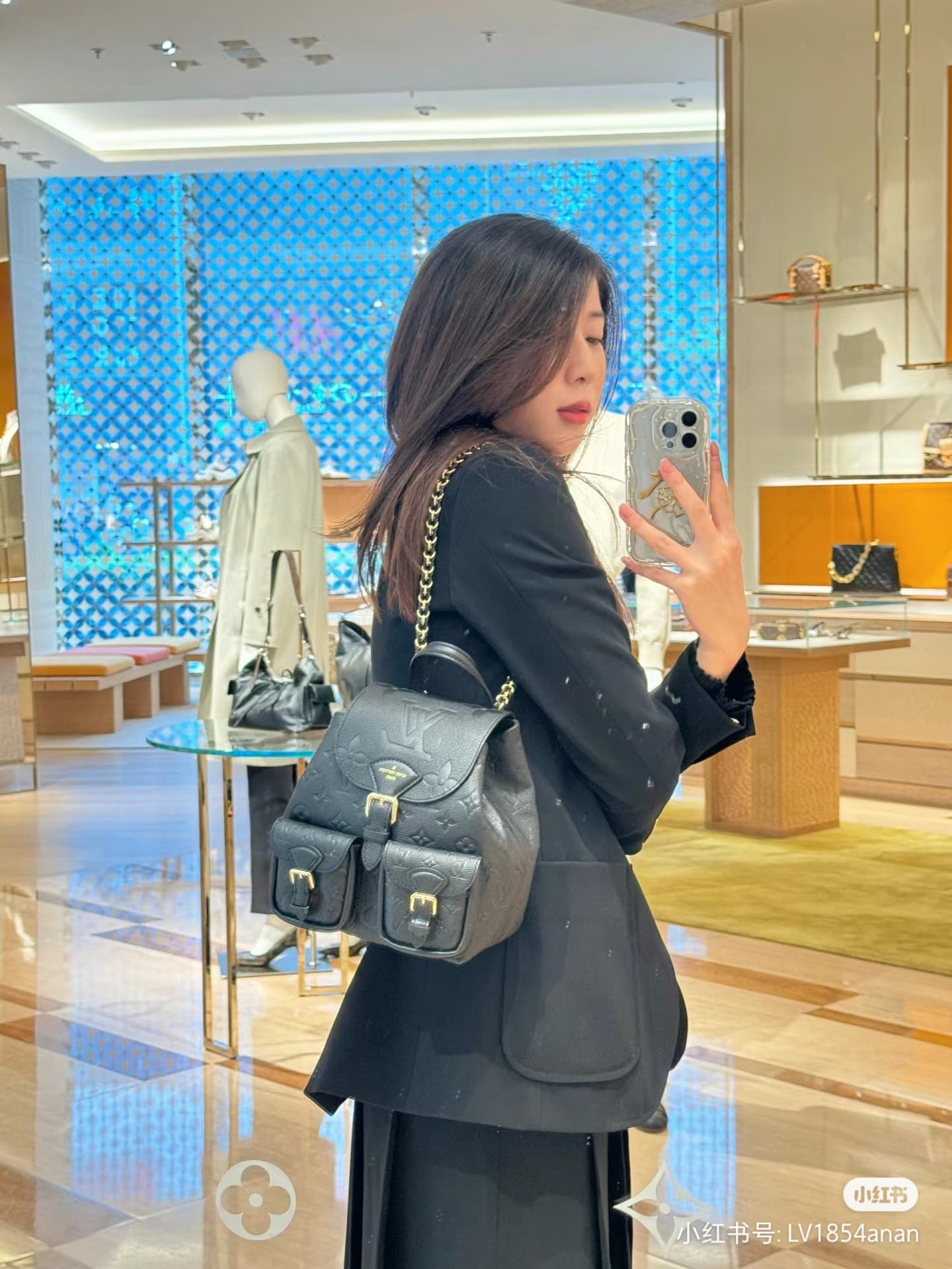C5026 Lv shoulder bag excursion black upper body picture — image 4