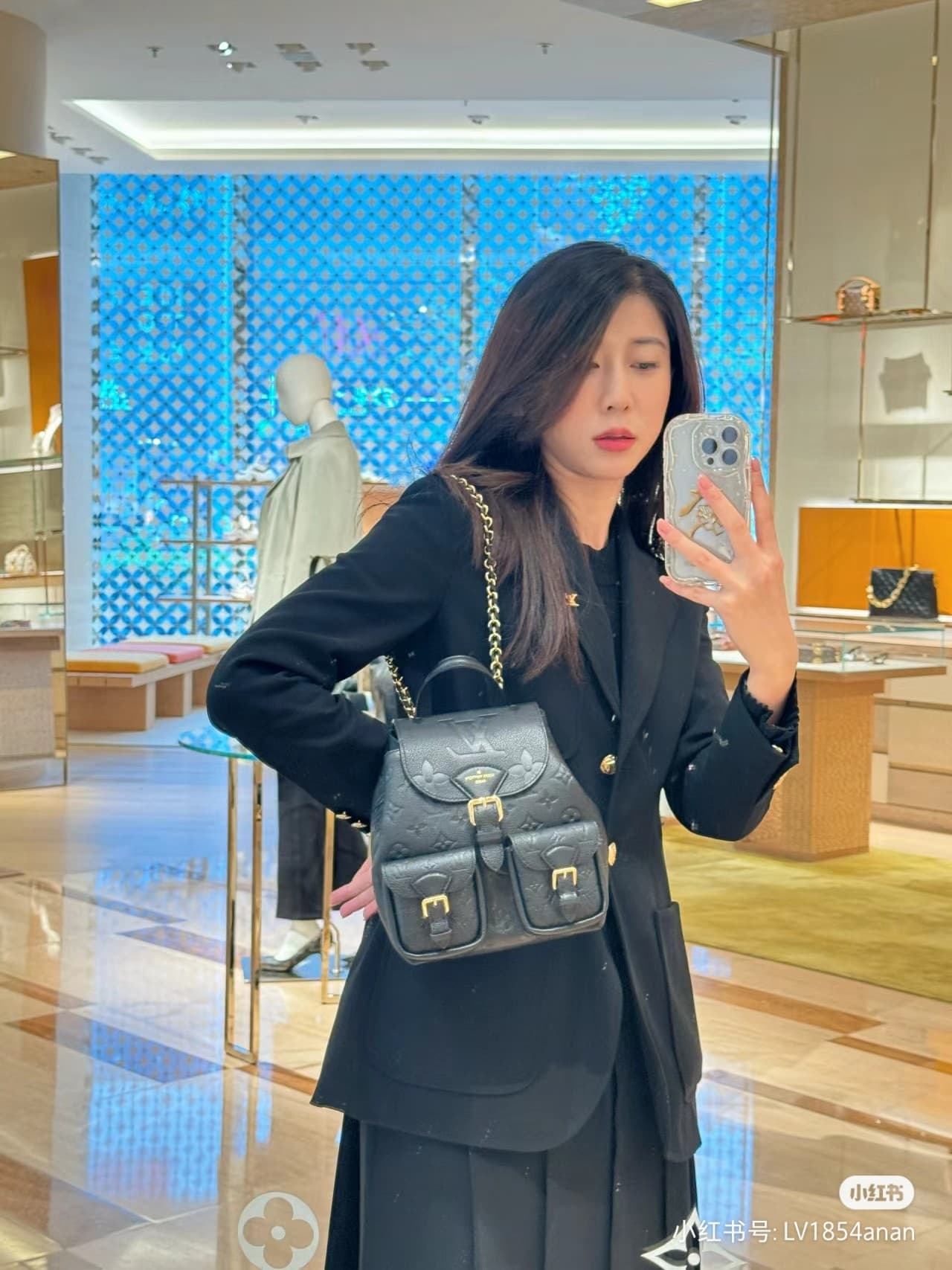 C5026 Lv shoulder bag excursion black upper body picture — image 6