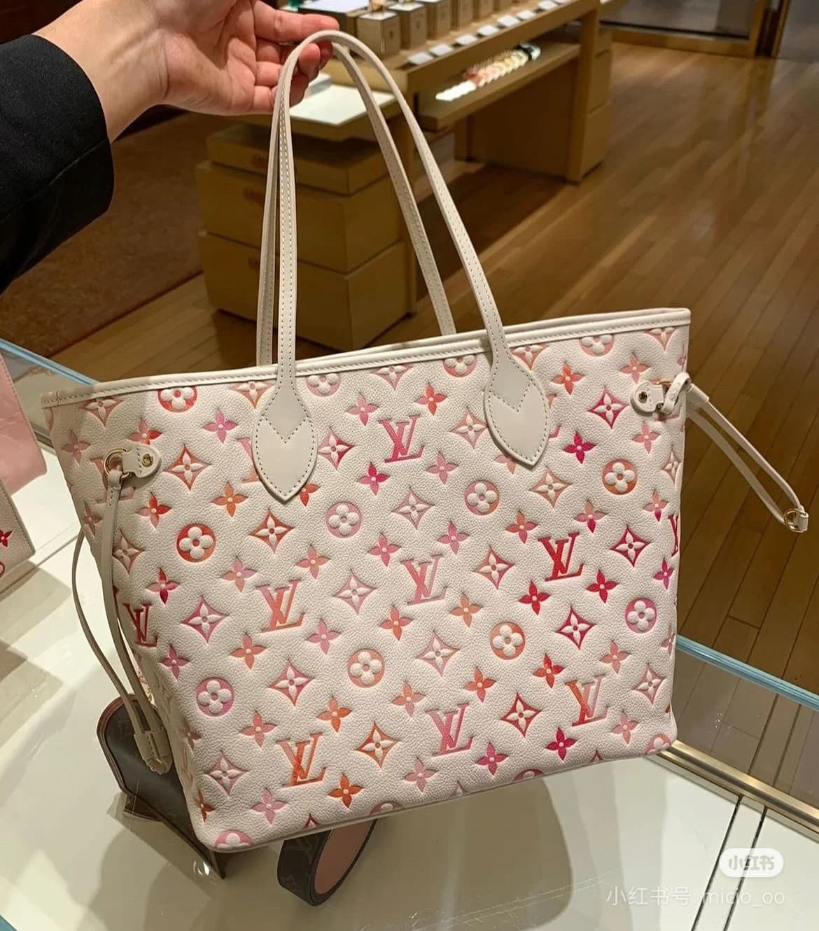 C5025 LV Neverfull medium size pink gradient upper body image — image 2