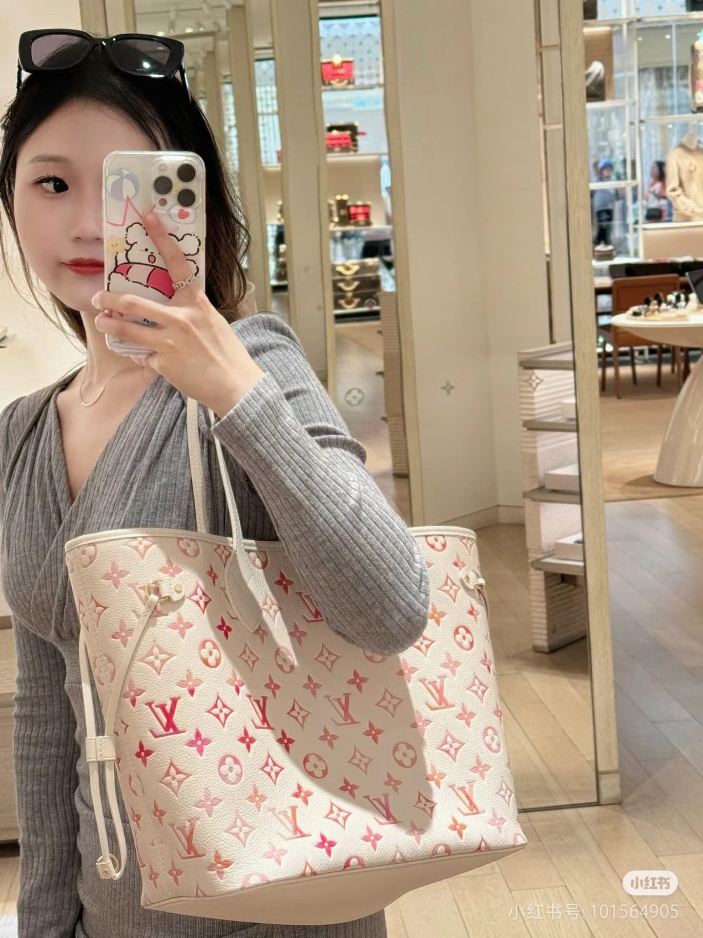 C5025 LV Neverfull medium size pink gradient upper body image — image 6