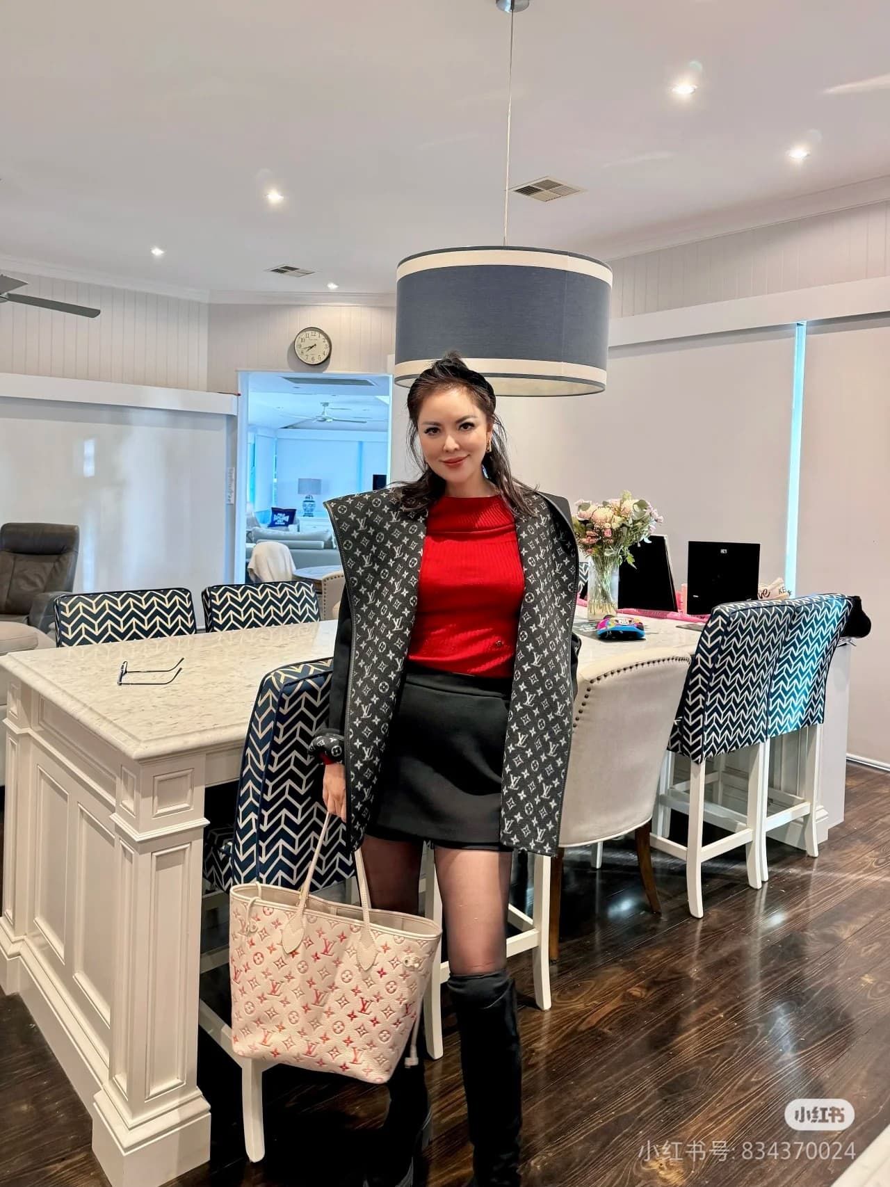 C5025 LV Neverfull medium size pink gradient upper body image — image 5