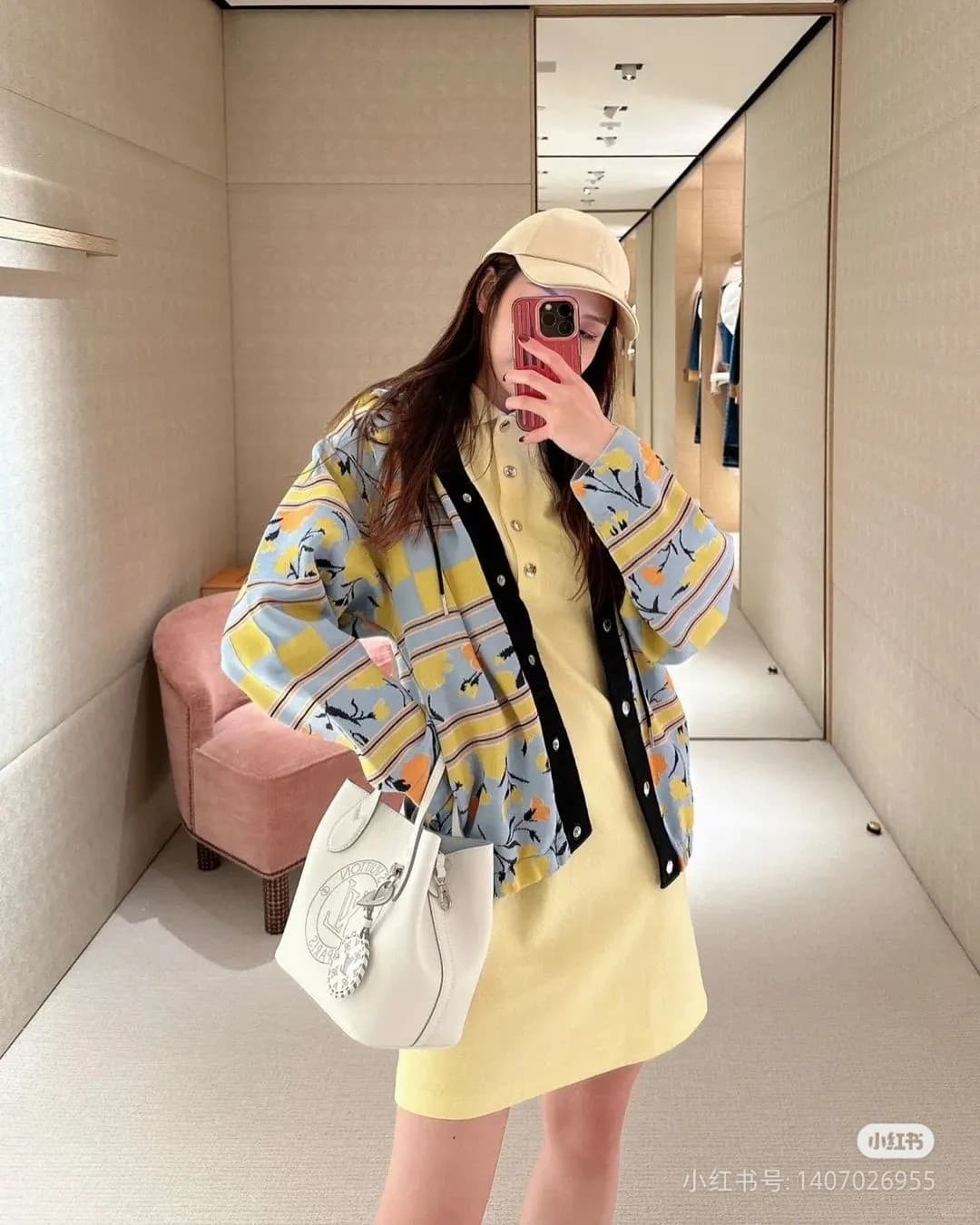 C5018 LV Blossom small size upper body photo — image 6