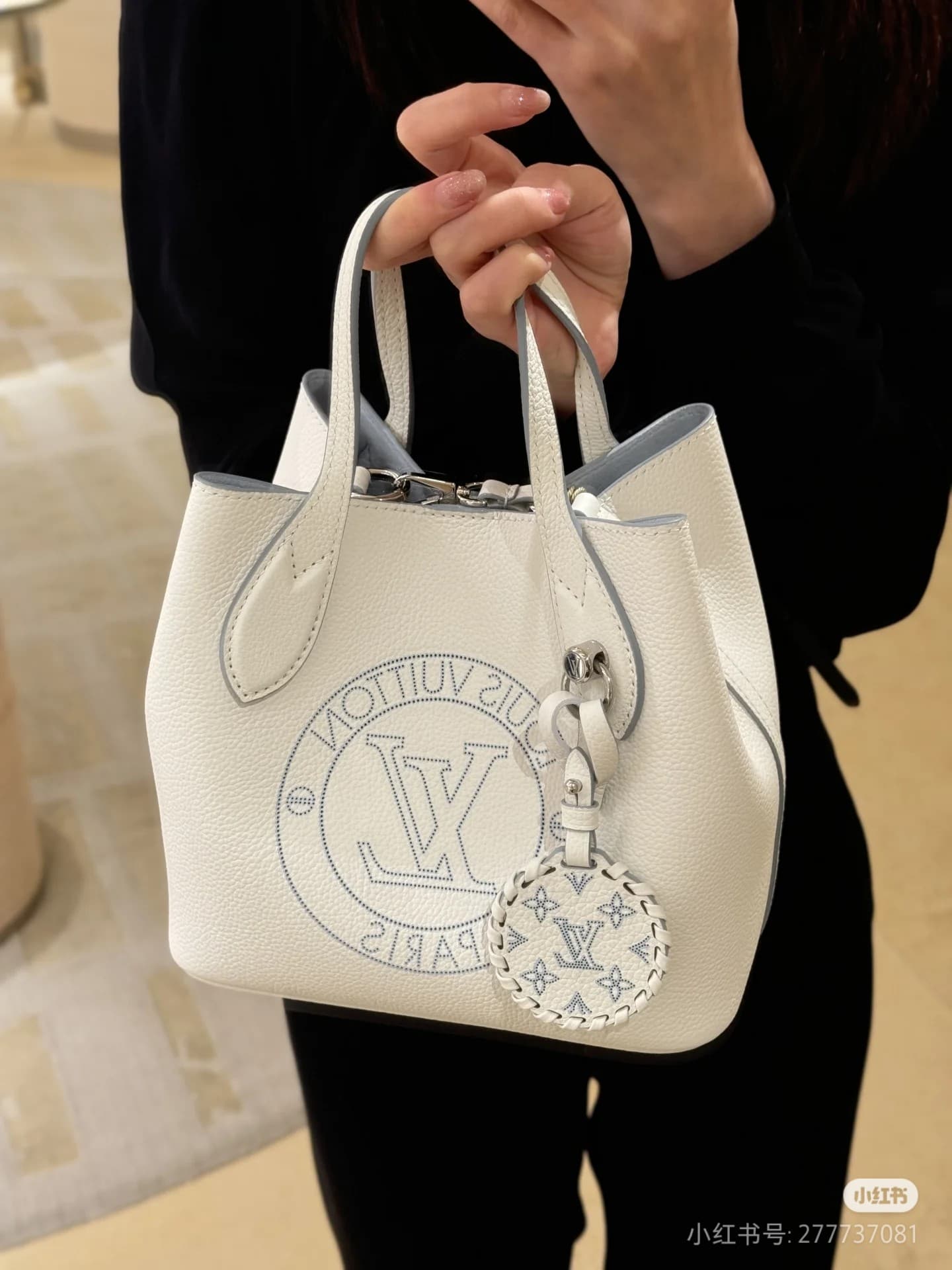 C5018 LV Blossom small size upper body photo — image 2