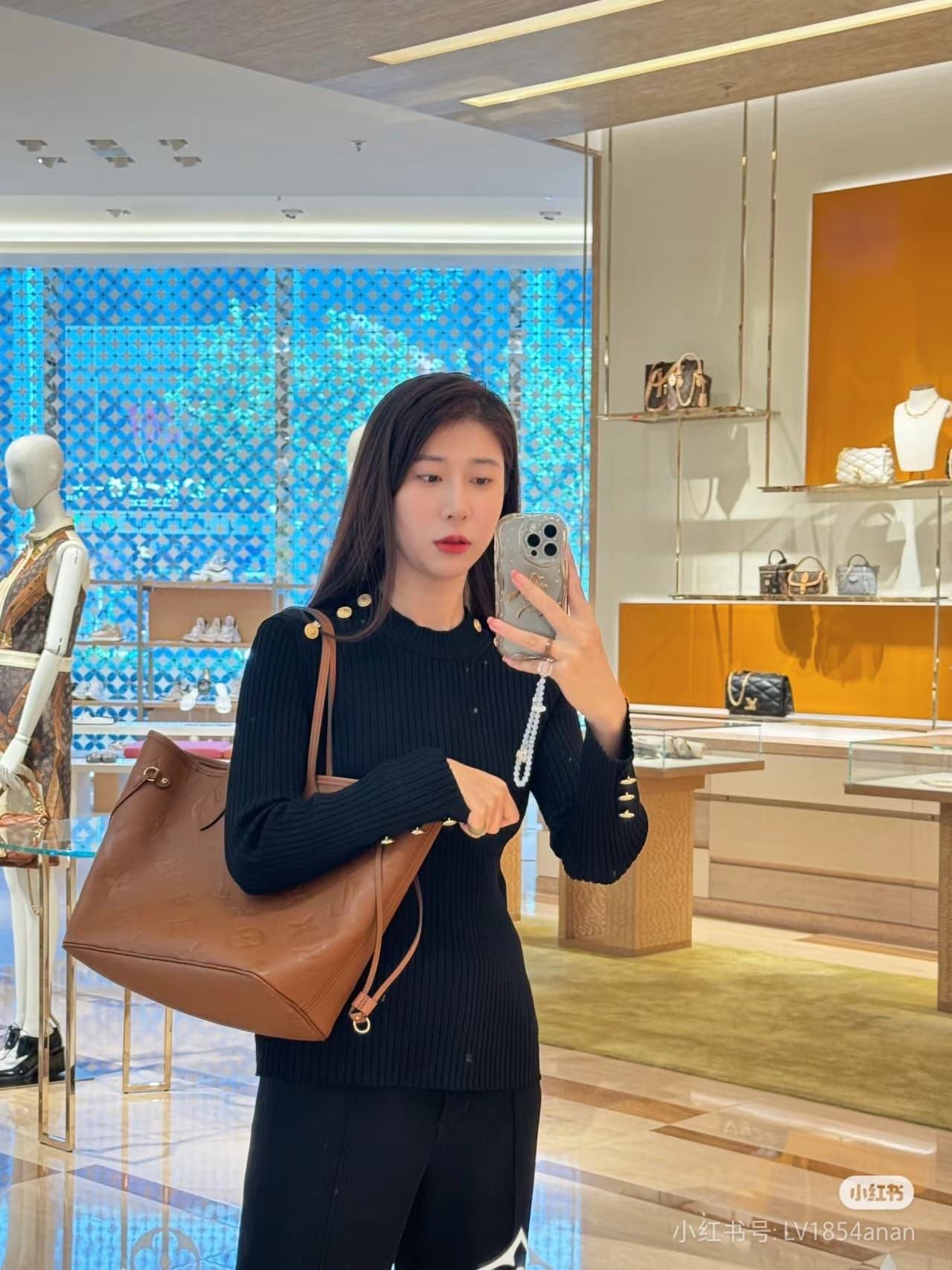 C5022 Photo of the medium-sized handbag LV Neverfull worn on the body — image 4