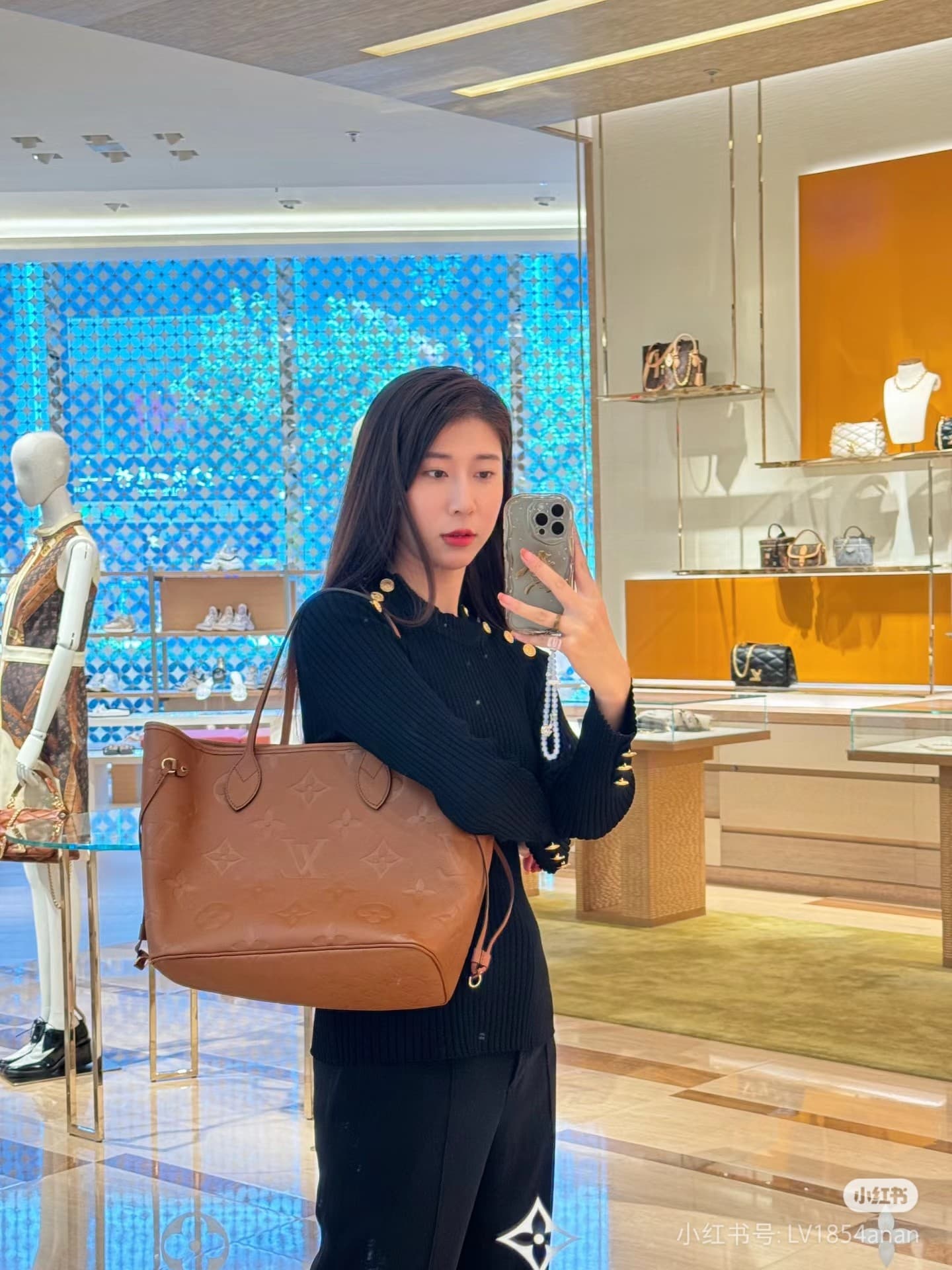 C5022 Photo of the medium-sized handbag LV Neverfull worn on the body — image 5
