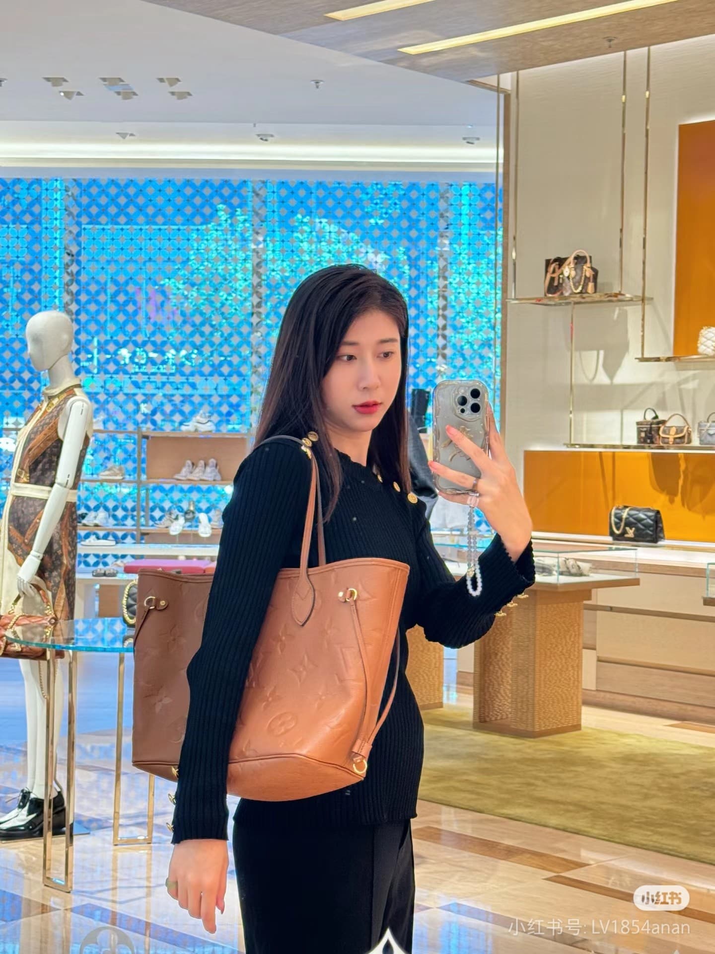 C5022 Photo of the medium-sized handbag LV Neverfull worn on the body — image 6