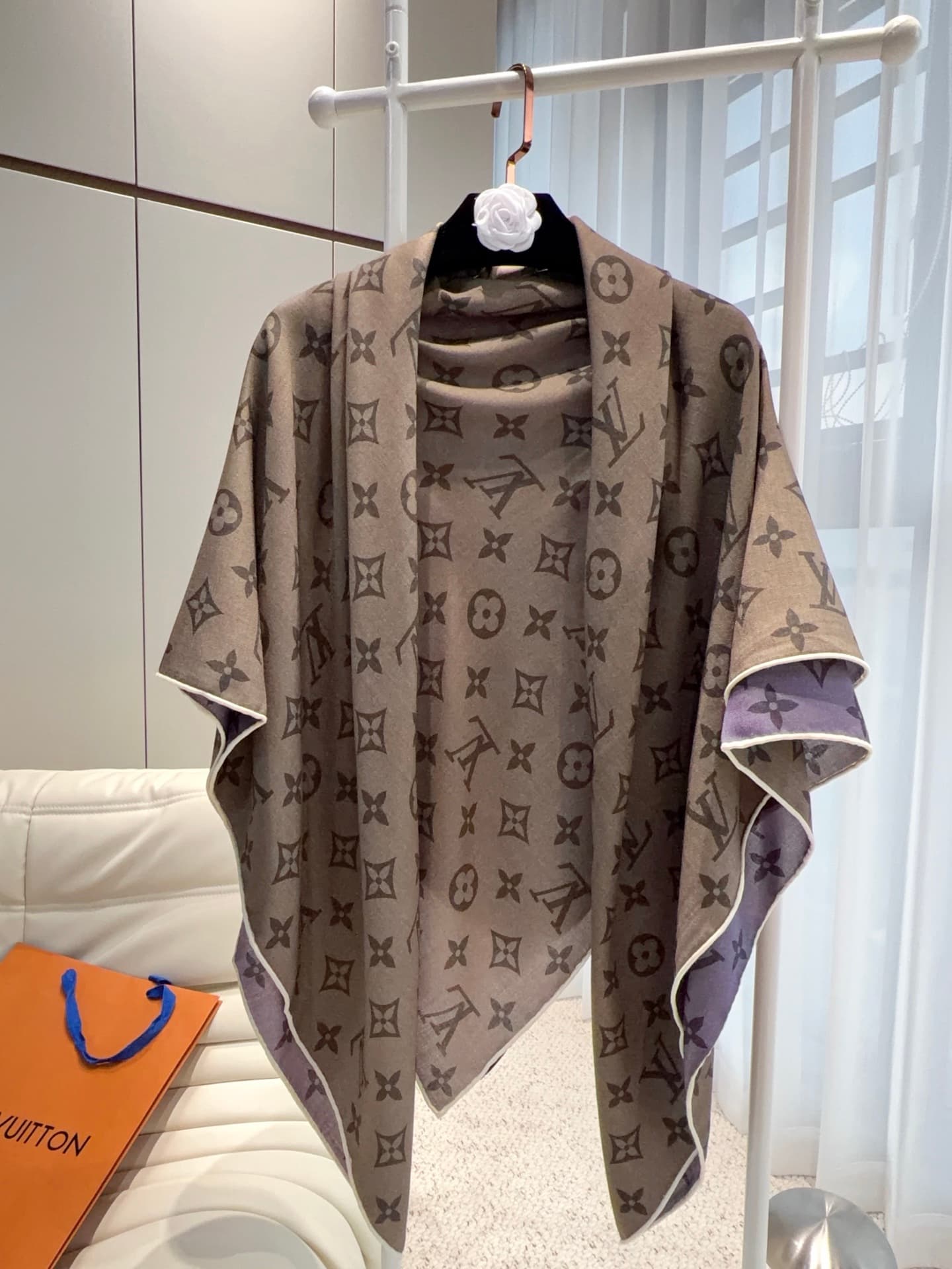 C30658 LV 140 shawl — image 8