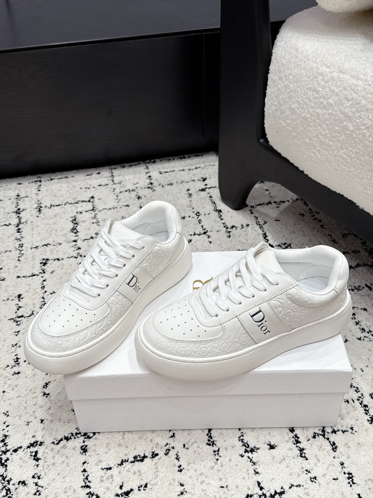 D5737 Dior 26/ Dior’s new casual shoes, with patterns and white-colored soles — image 3