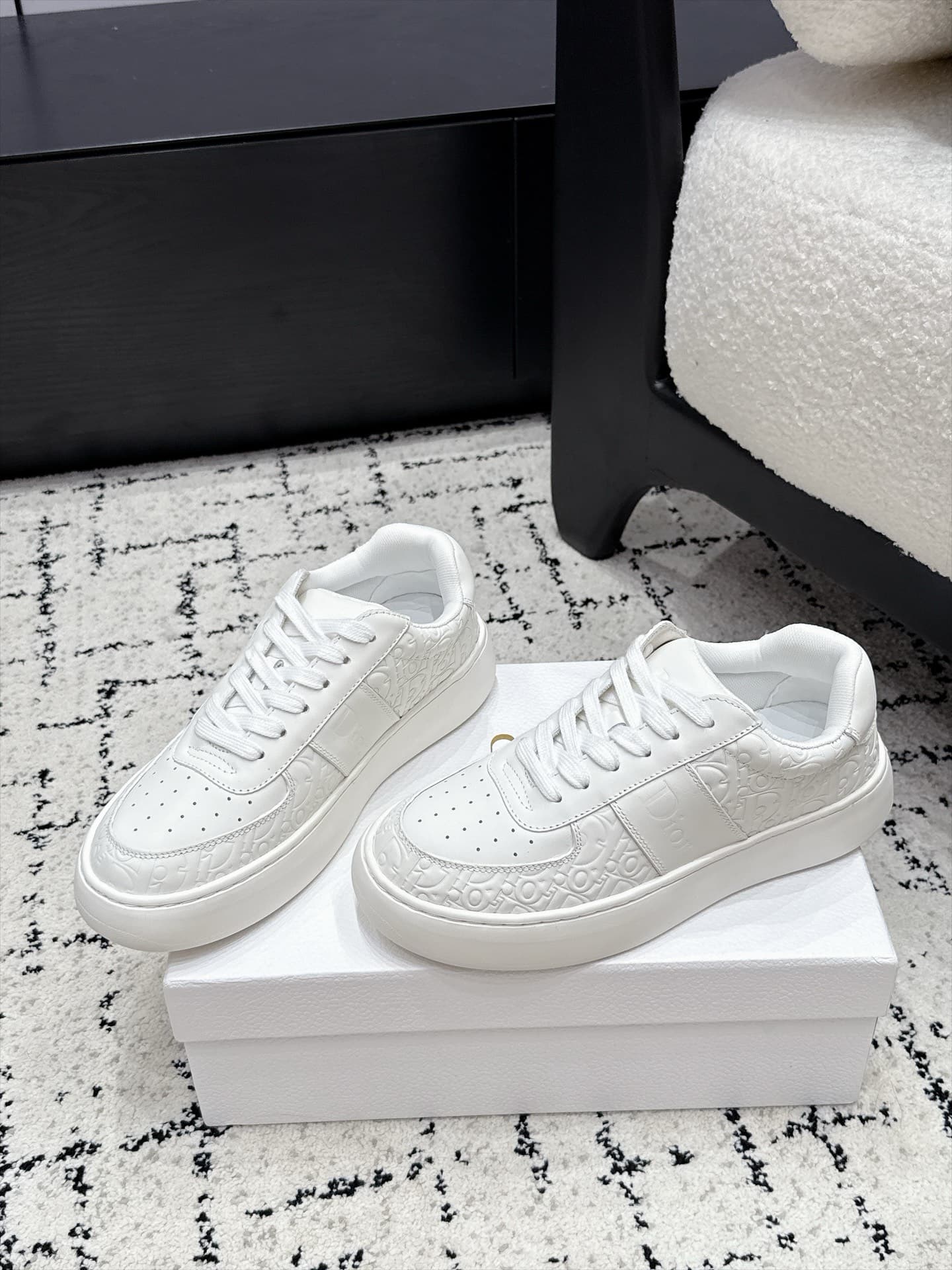 D5736 Dior 26/ Dior’s new casual shoes, with patterns and white-colored soles — image 3