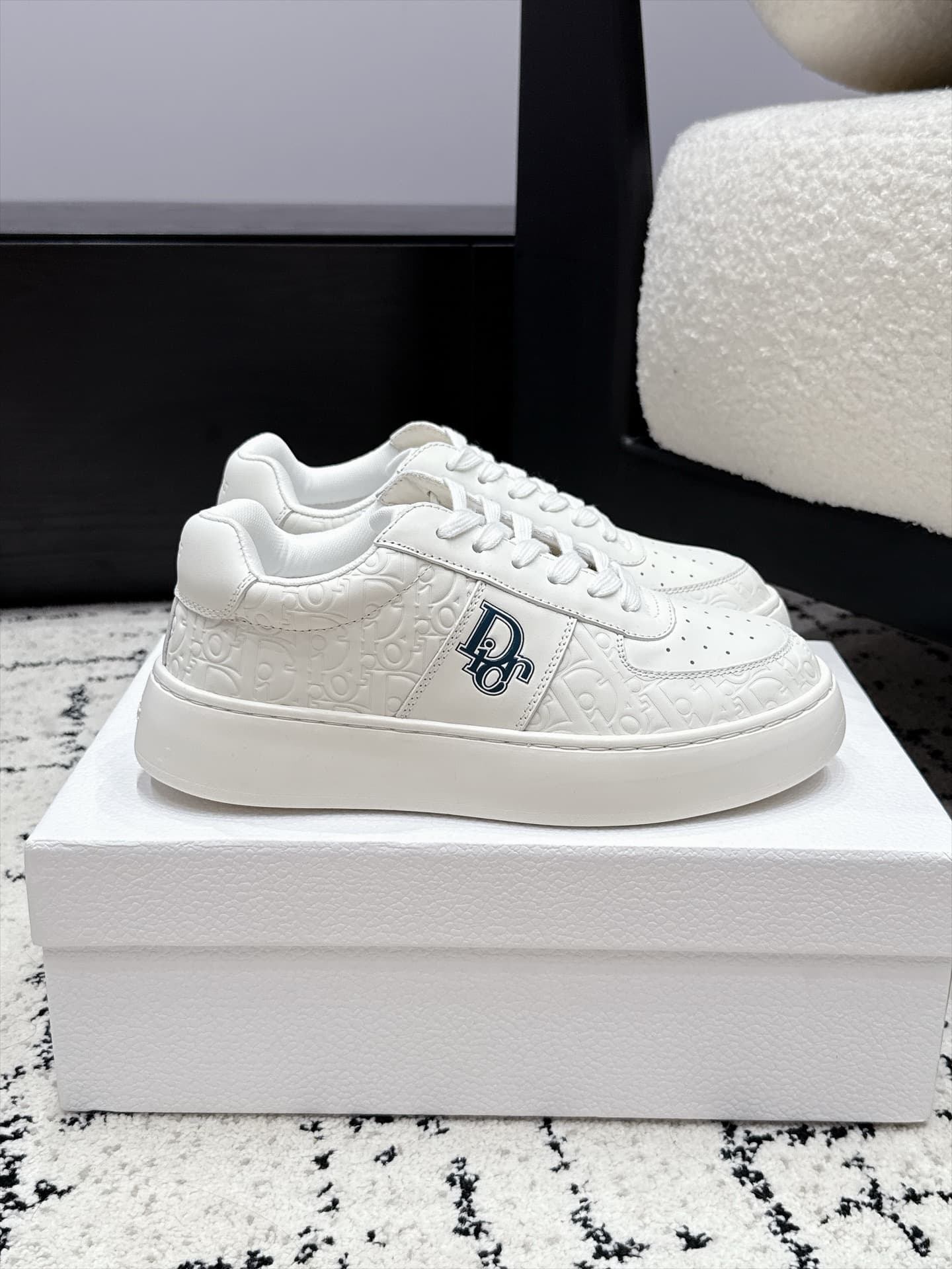 D5735 Dior 26/ Dior’s new casual shoes, with embossing, white-colored shoes, board shoes — image 2