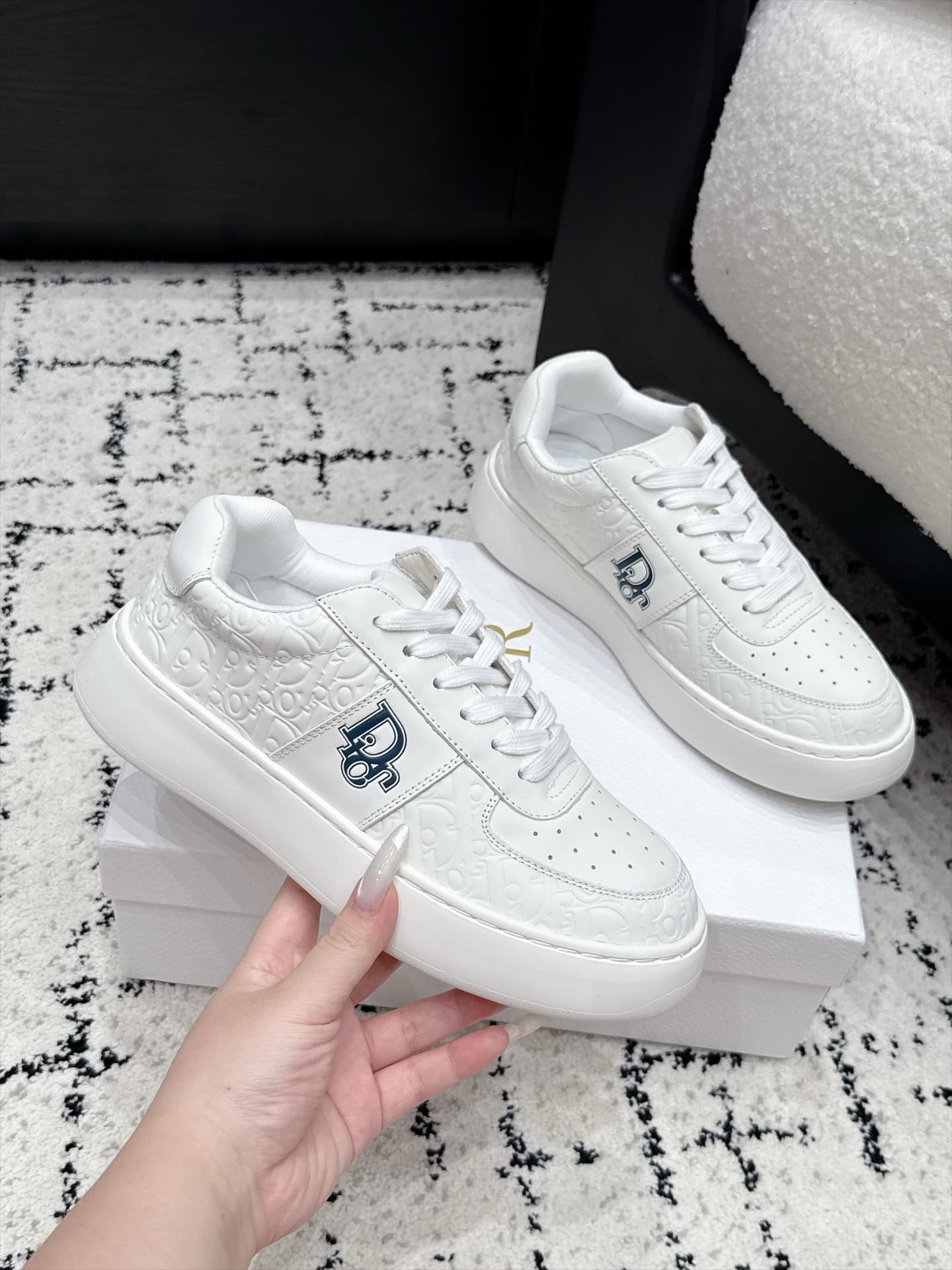 D5735 Dior 26/ Dior’s new casual shoes, with embossing, white-colored shoes, board shoes — image 5