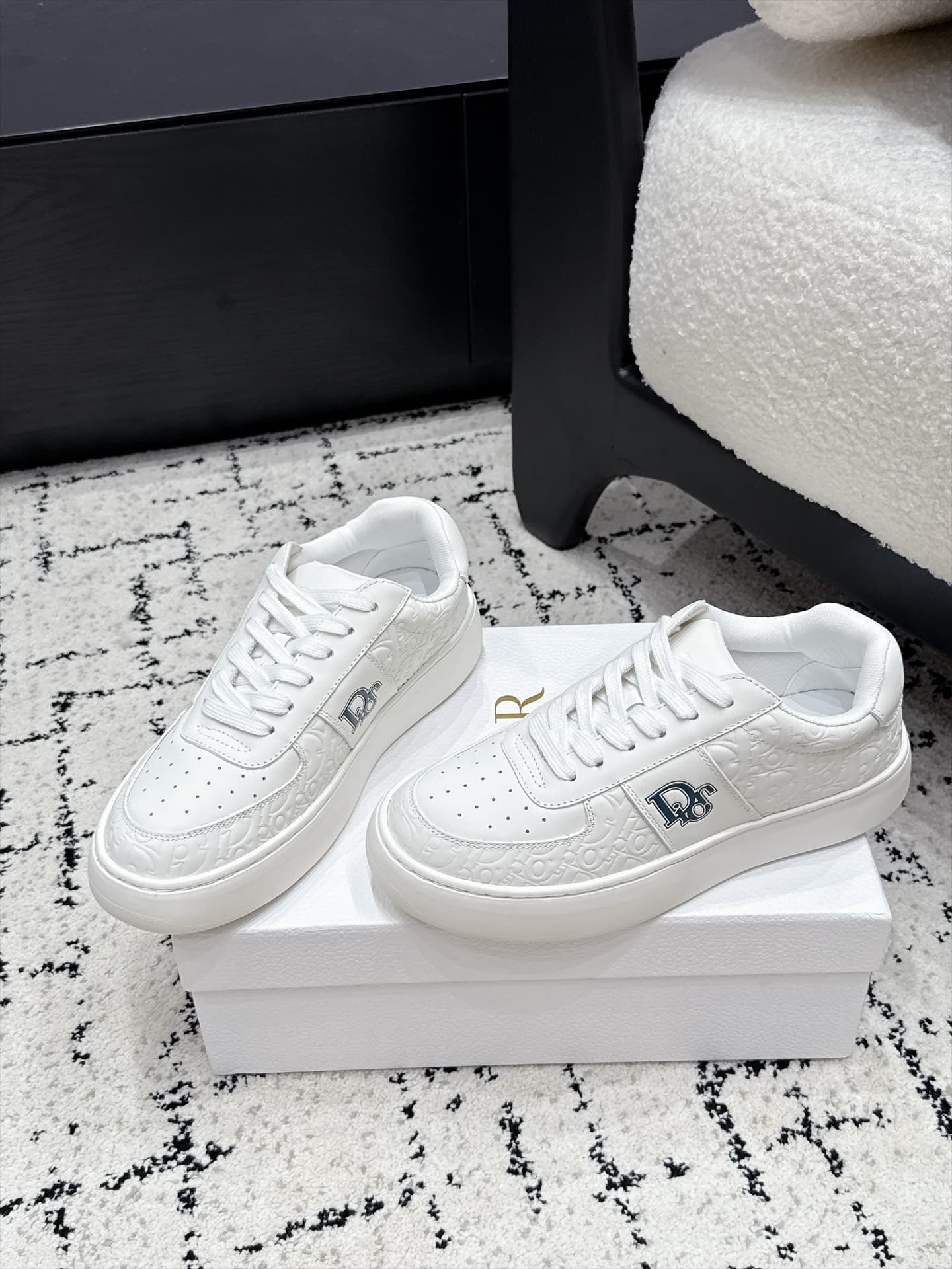 D5735 Dior 26/ Dior’s new casual shoes, with embossing, white-colored shoes, board shoes — image 3