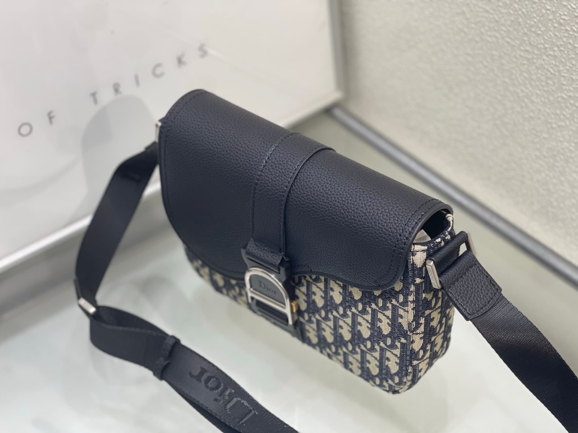 C1843 ❤️ This Heritage saddle-flap messenger bag is stylish and unique in design. It is — image 3