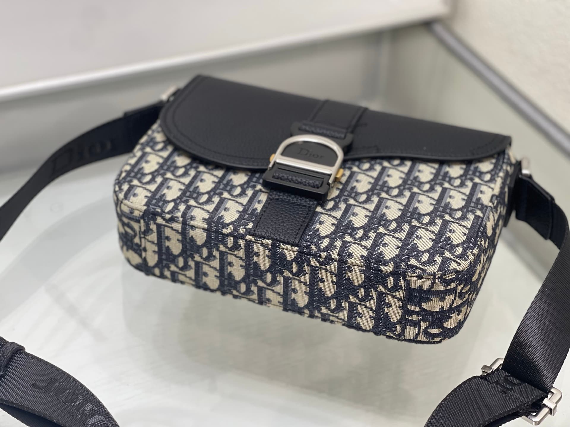 C1843 ❤️ This Heritage saddle-flap messenger bag is stylish and unique in design. It is — image 7
