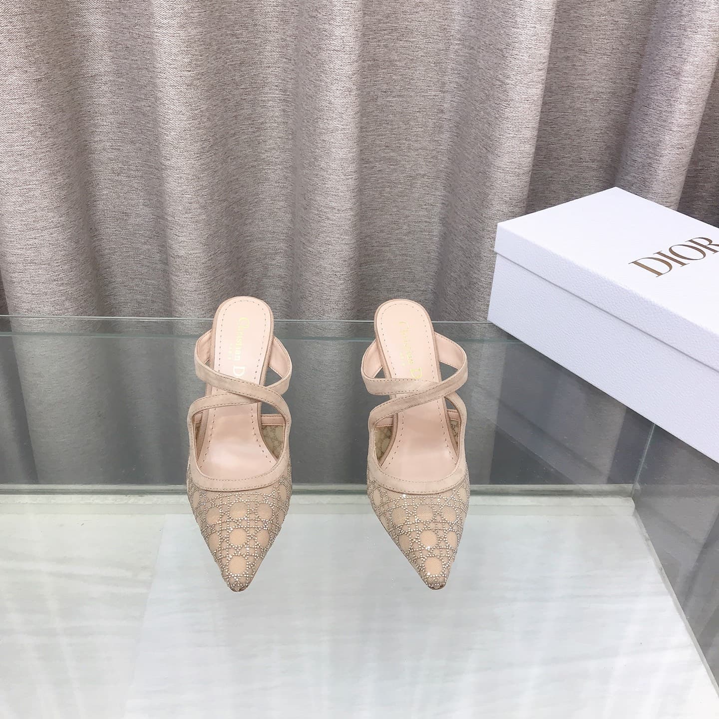 D6015 Dior 2026 new casual slippers, glittering… glittering… crystal-soled high heels Mules for celebrities, sequin-edged velvet pattern cat-heel slippers – the top-tier version on the market — image 3