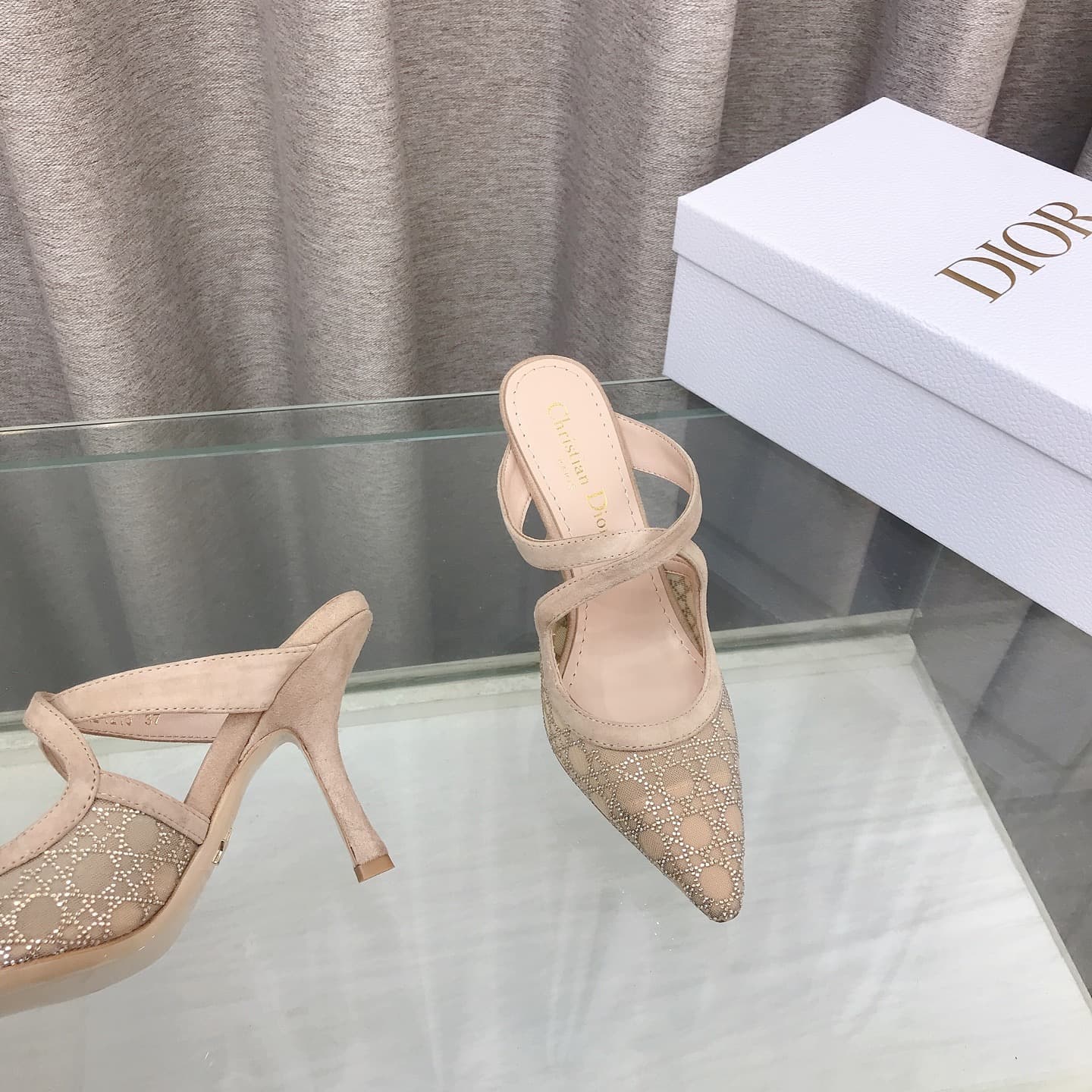 D6015 Dior 2026 new casual slippers, glittering… glittering… crystal-soled high heels Mules for celebrities, sequin-edged velvet pattern cat-heel slippers – the top-tier version on the market — image 4