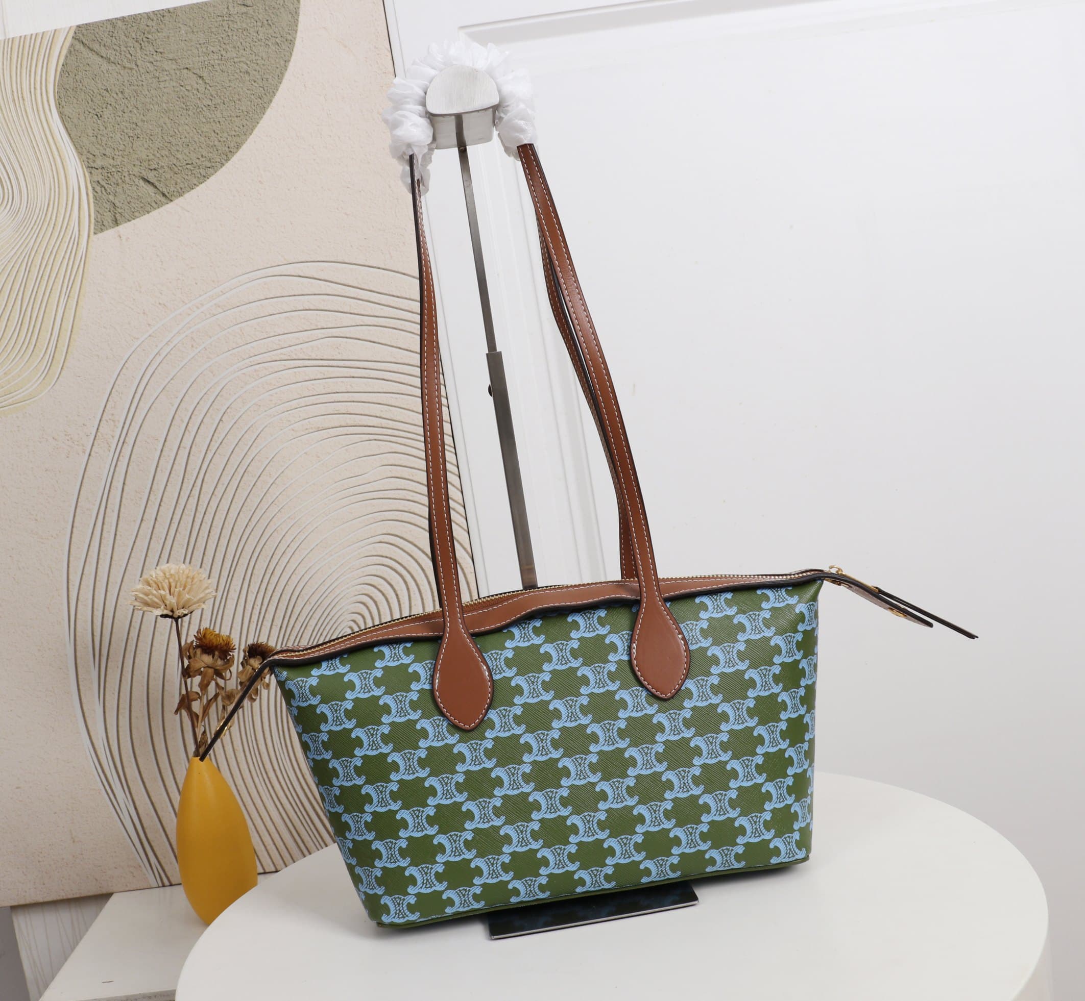 C464 .Celine Seline bag, dimensions: 26*19*8cm — image 2