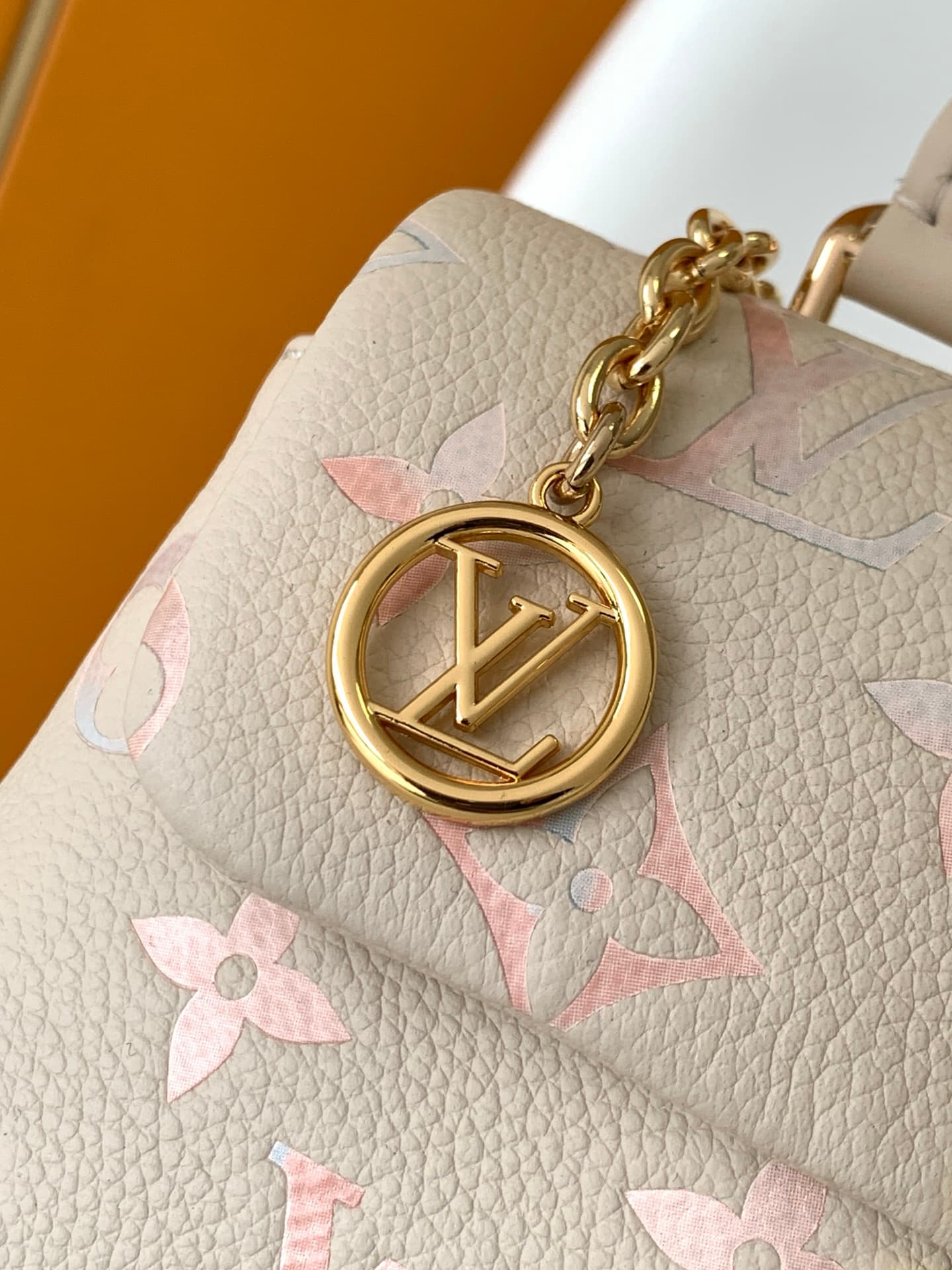 C5145 💰 Top-quality original 163 chip, M25596 ivory gradient color, full-fabric chain bag, handbag for the current season. Nano Madeleine handbag – this Nano Madeleine handbag features a beautiful color scheme that can easily enhance various styles. The c — image 6