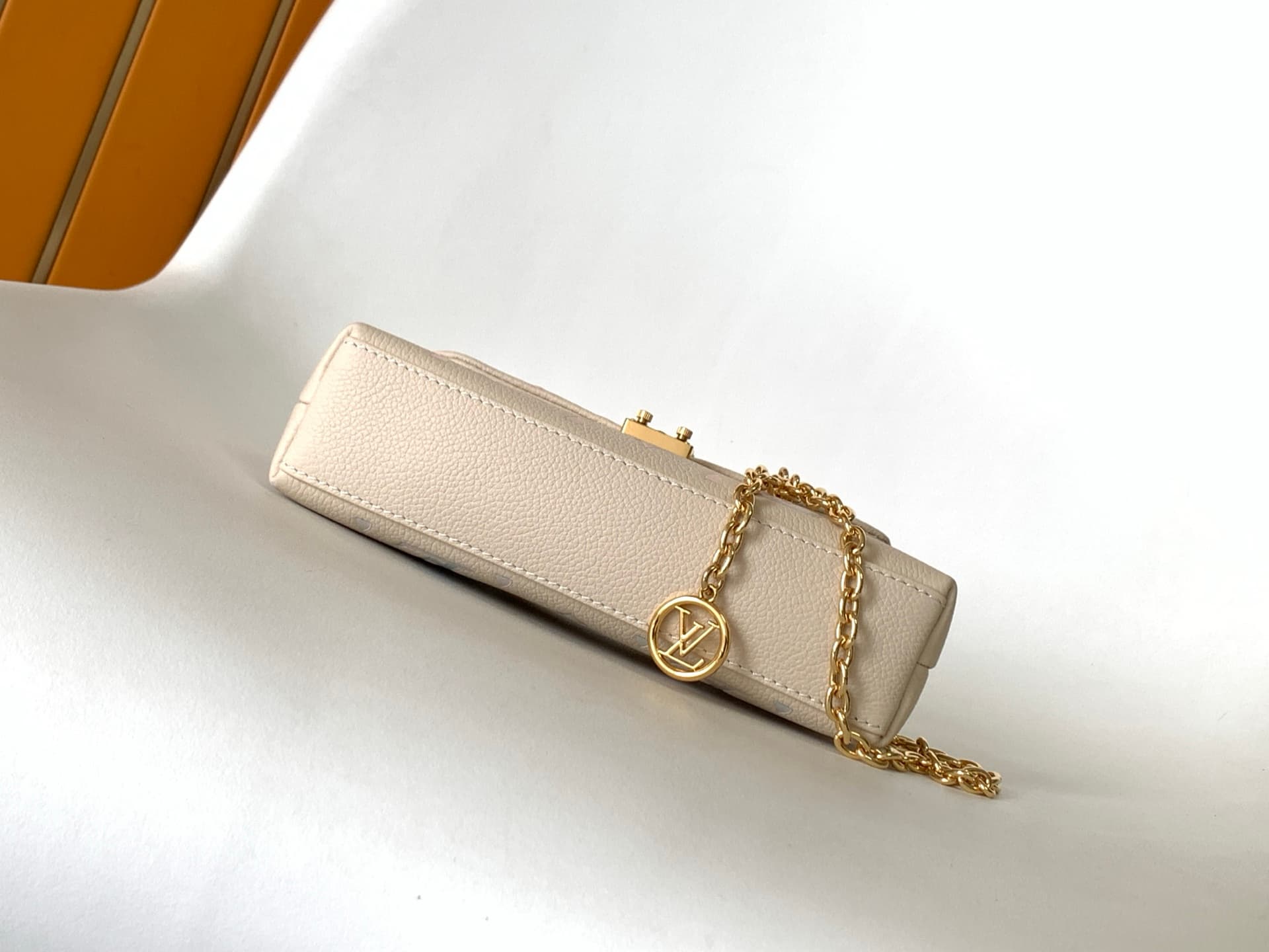 C5145 💰 Top-quality original 163 chip, M25596 ivory gradient color, full-fabric chain bag, handbag for the current season. Nano Madeleine handbag – this Nano Madeleine handbag features a beautiful color scheme that can easily enhance various styles. The c — image 4