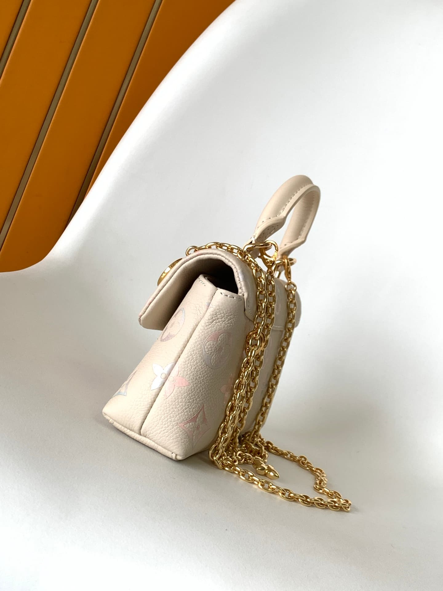 C5145 💰 Top-quality original 163 chip, M25596 ivory gradient color, full-fabric chain bag, handbag for the current season. Nano Madeleine handbag – this Nano Madeleine handbag features a beautiful color scheme that can easily enhance various styles. The c — image 2