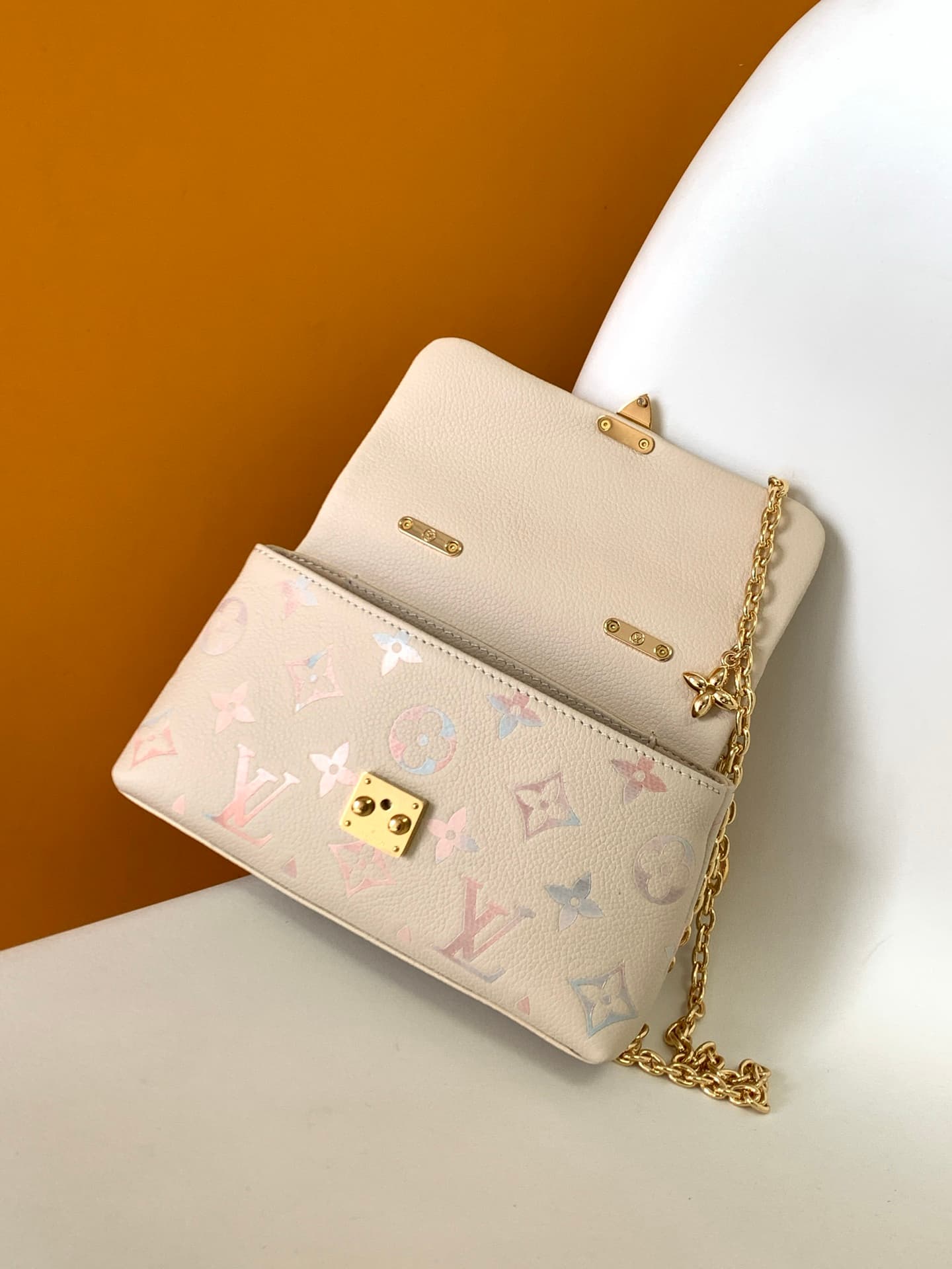 C5145 💰 Top-quality original 163 chip, M25596 ivory gradient color, full-fabric chain bag, handbag for the current season. Nano Madeleine handbag – this Nano Madeleine handbag features a beautiful color scheme that can easily enhance various styles. The c — image 7