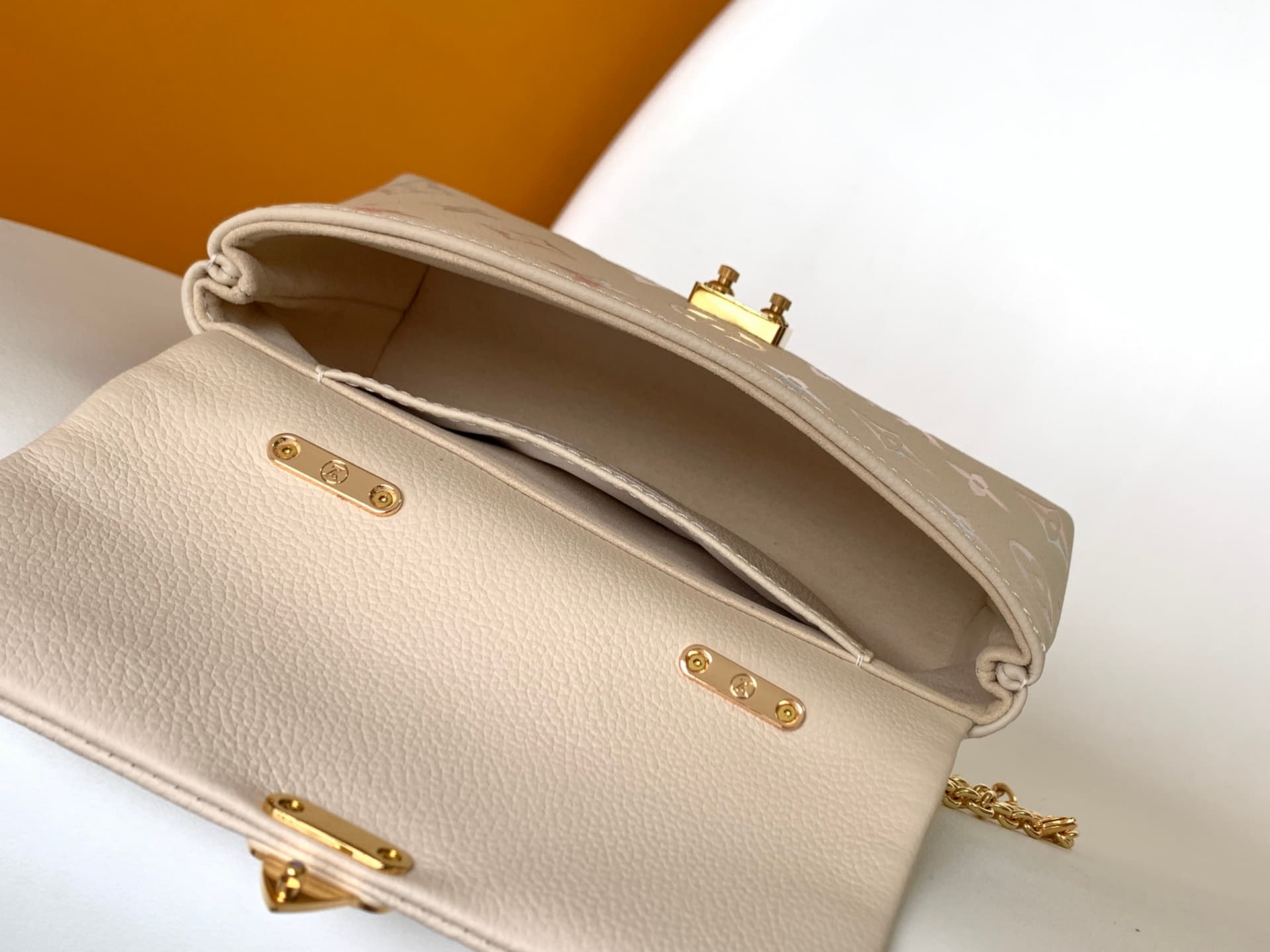 C5145 💰 Top-quality original 163 chip, M25596 ivory gradient color, full-fabric chain bag, handbag for the current season. Nano Madeleine handbag – this Nano Madeleine handbag features a beautiful color scheme that can easily enhance various styles. The c — image 8