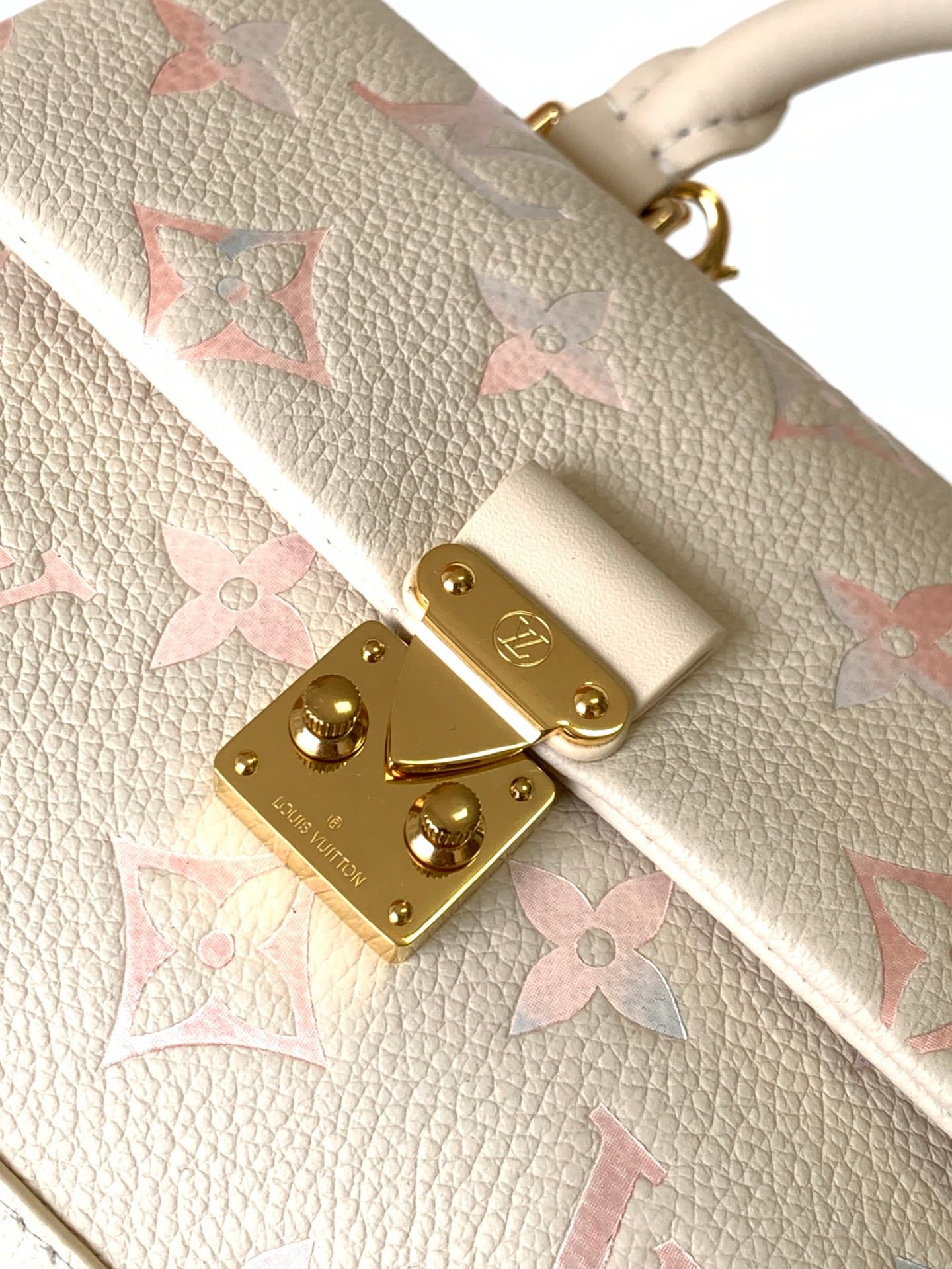 C5145 💰 Top-quality original 163 chip, M25596 ivory gradient color, full-fabric chain bag, handbag for the current season. Nano Madeleine handbag – this Nano Madeleine handbag features a beautiful color scheme that can easily enhance various styles. The c — image 5
