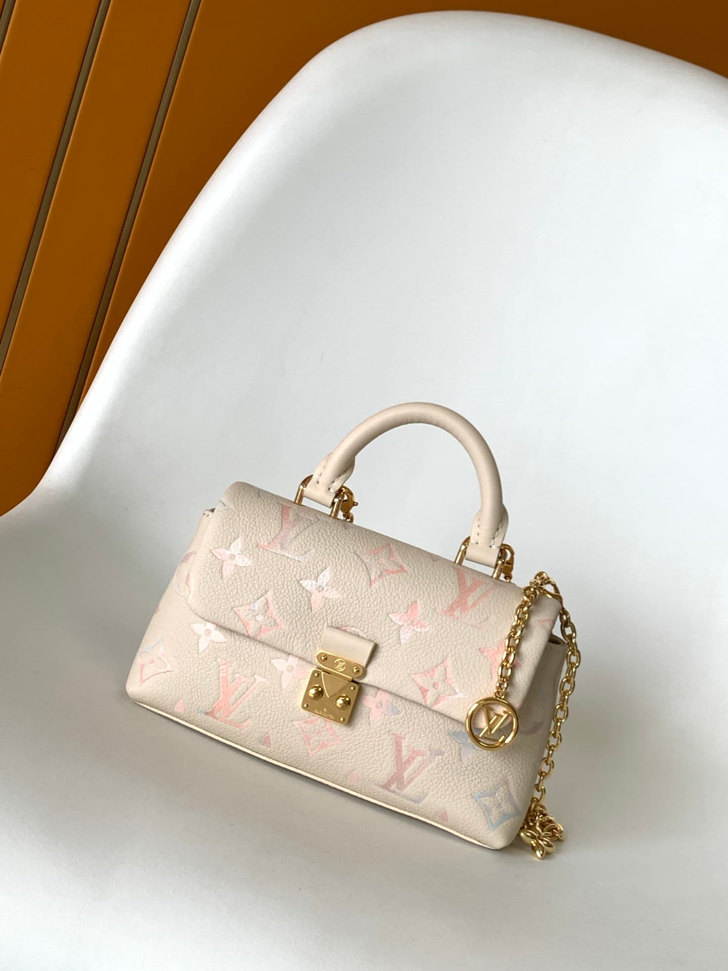 C5145 💰 Top-quality original 163 chip, M25596 ivory gradient color, full-fabric chain bag, handbag for the current season. Nano Madeleine handbag – this Nano Madeleine handbag features a beautiful color scheme that can easily enhance various styles. The c — image 1