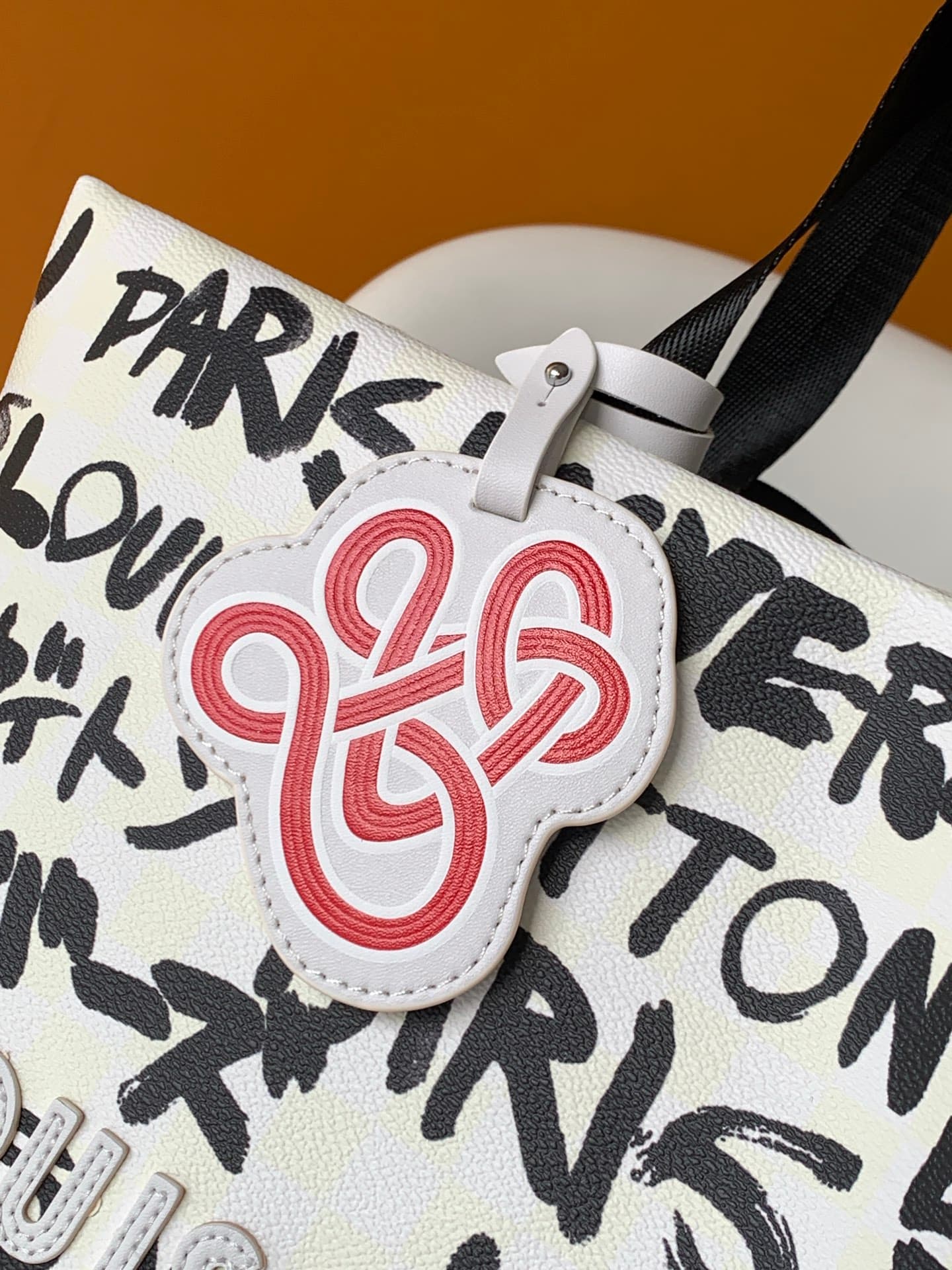 C5269 💰M40797 – Top-quality original items. The dynamic 163 model is a medium-sized Shopper Tote bag featuring Damier check pattern combined with striking hand-drawn elements. This bag represents the collaborative creativity between Pharrell Williams and  — image 5