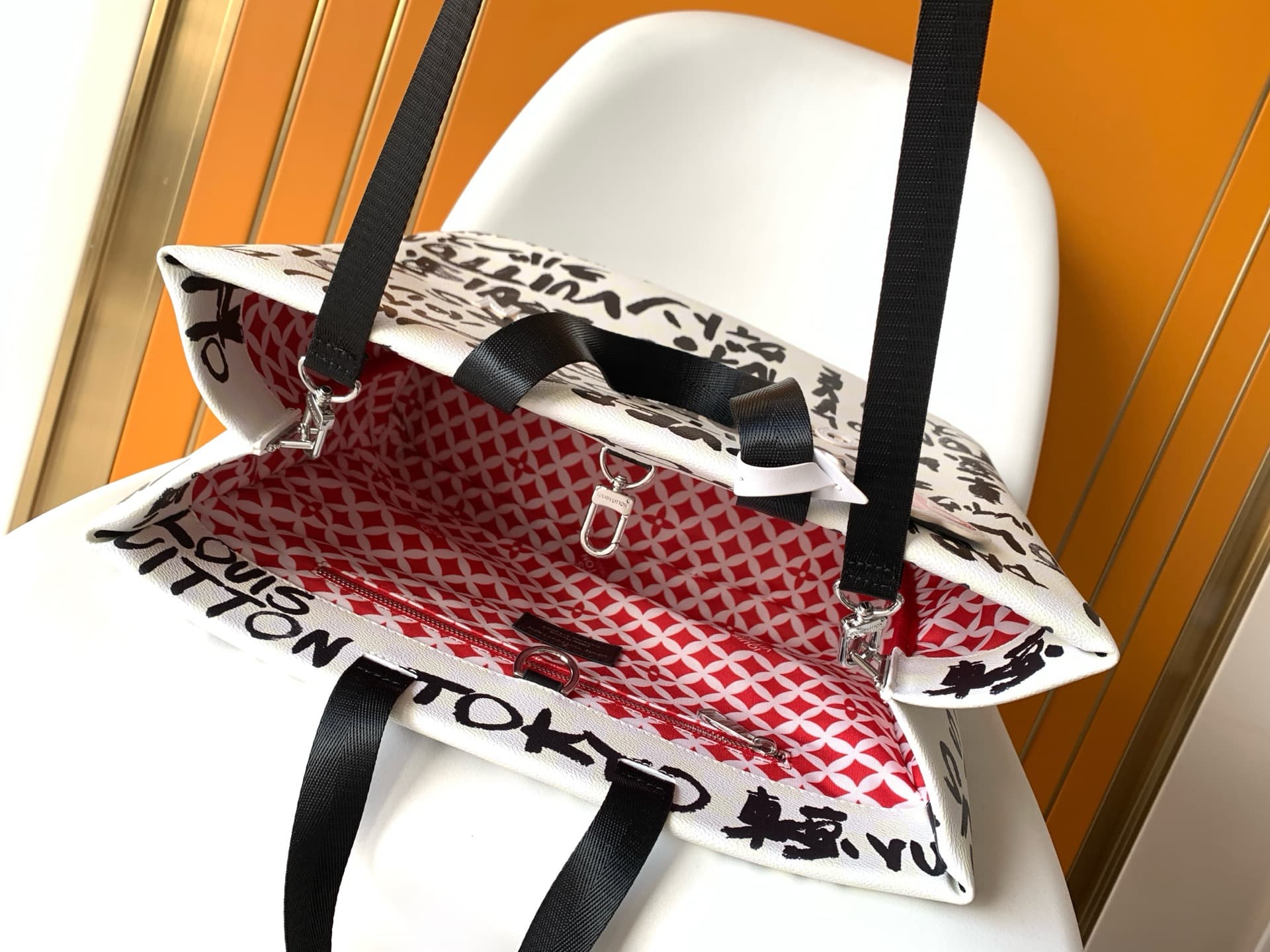 C5269 💰M40797 – Top-quality original items. The dynamic 163 model is a medium-sized Shopper Tote bag featuring Damier check pattern combined with striking hand-drawn elements. This bag represents the collaborative creativity between Pharrell Williams and  — image 8