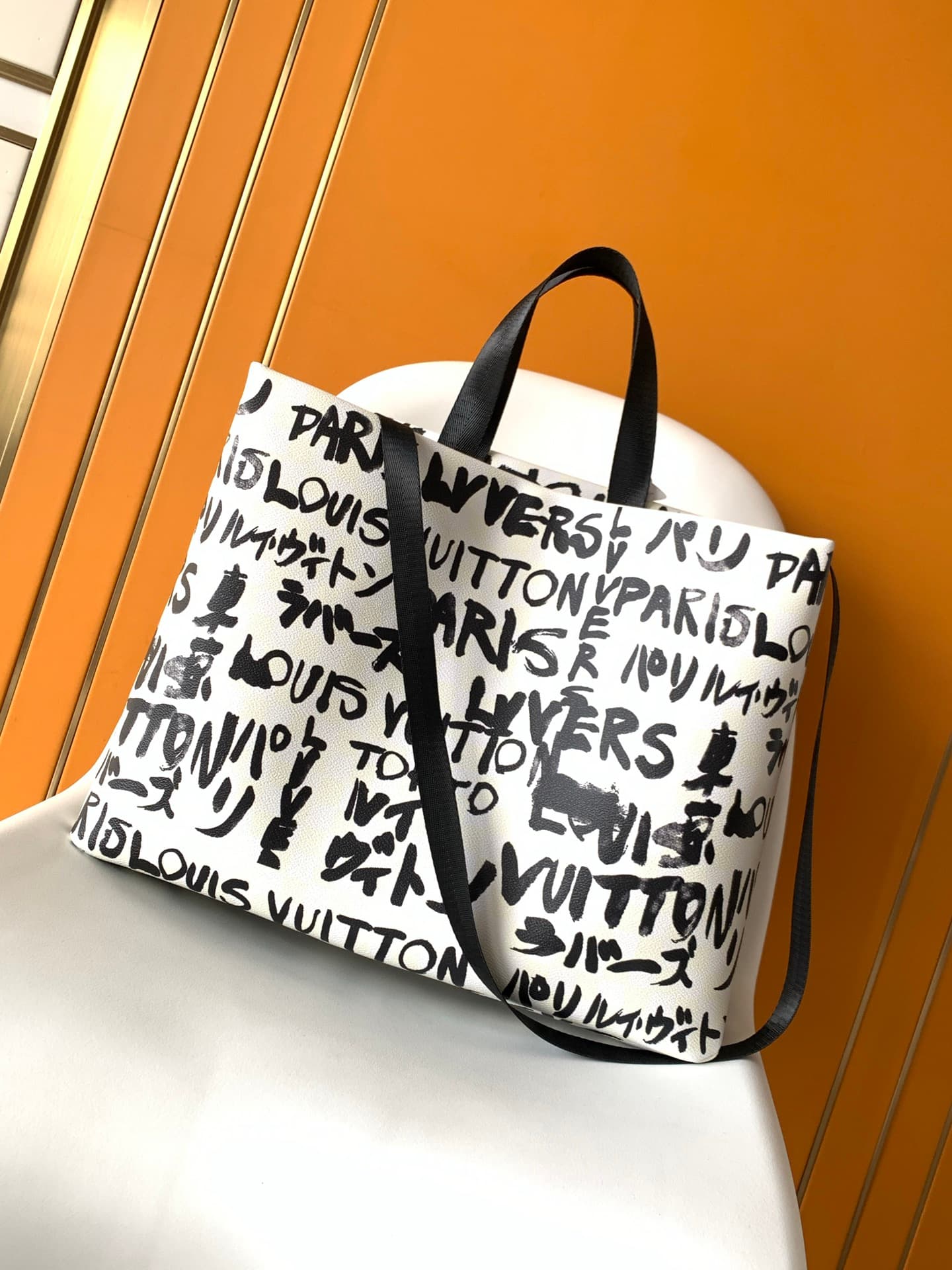 C5269 💰M40797 – Top-quality original items. The dynamic 163 model is a medium-sized Shopper Tote bag featuring Damier check pattern combined with striking hand-drawn elements. This bag represents the collaborative creativity between Pharrell Williams and  — image 3