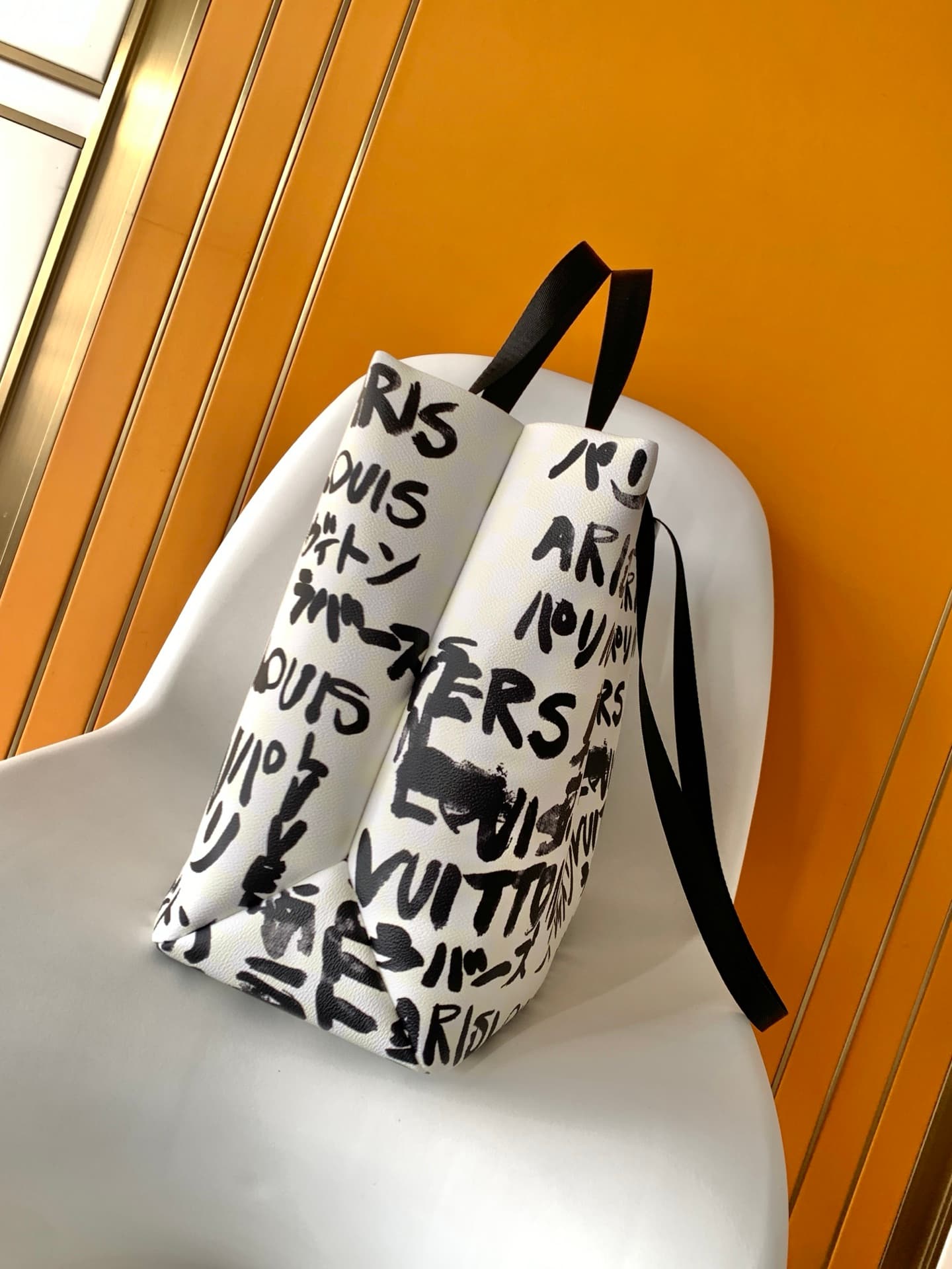 C5269 💰M40797 – Top-quality original items. The dynamic 163 model is a medium-sized Shopper Tote bag featuring Damier check pattern combined with striking hand-drawn elements. This bag represents the collaborative creativity between Pharrell Williams and  — image 2