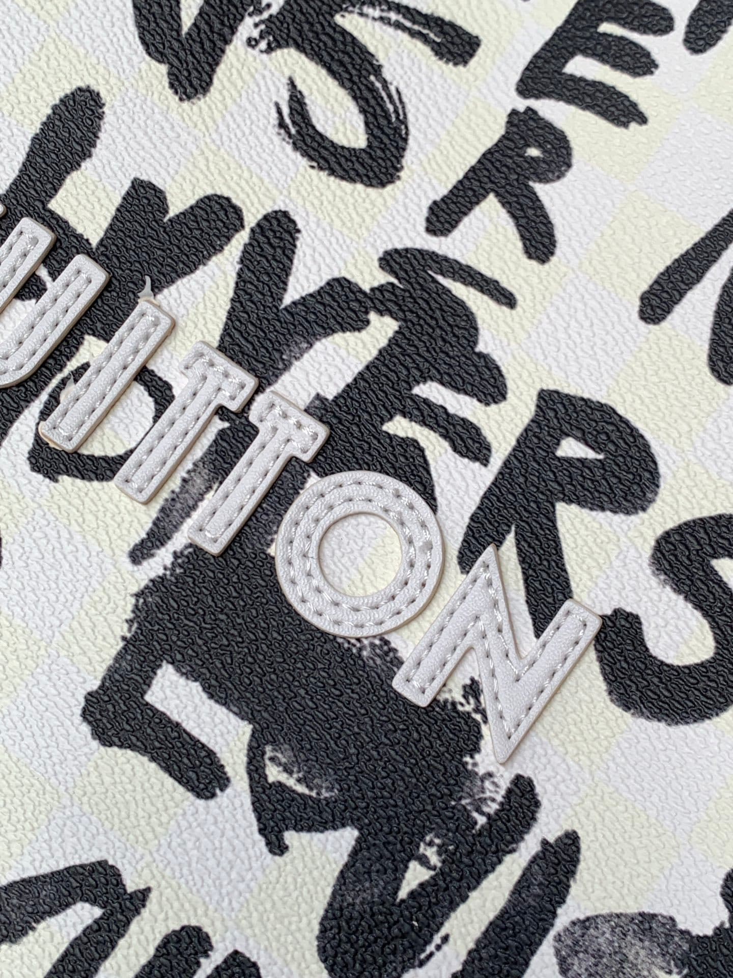 C5269 💰M40797 – Top-quality original items. The dynamic 163 model is a medium-sized Shopper Tote bag featuring Damier check pattern combined with striking hand-drawn elements. This bag represents the collaborative creativity between Pharrell Williams and  — image 6